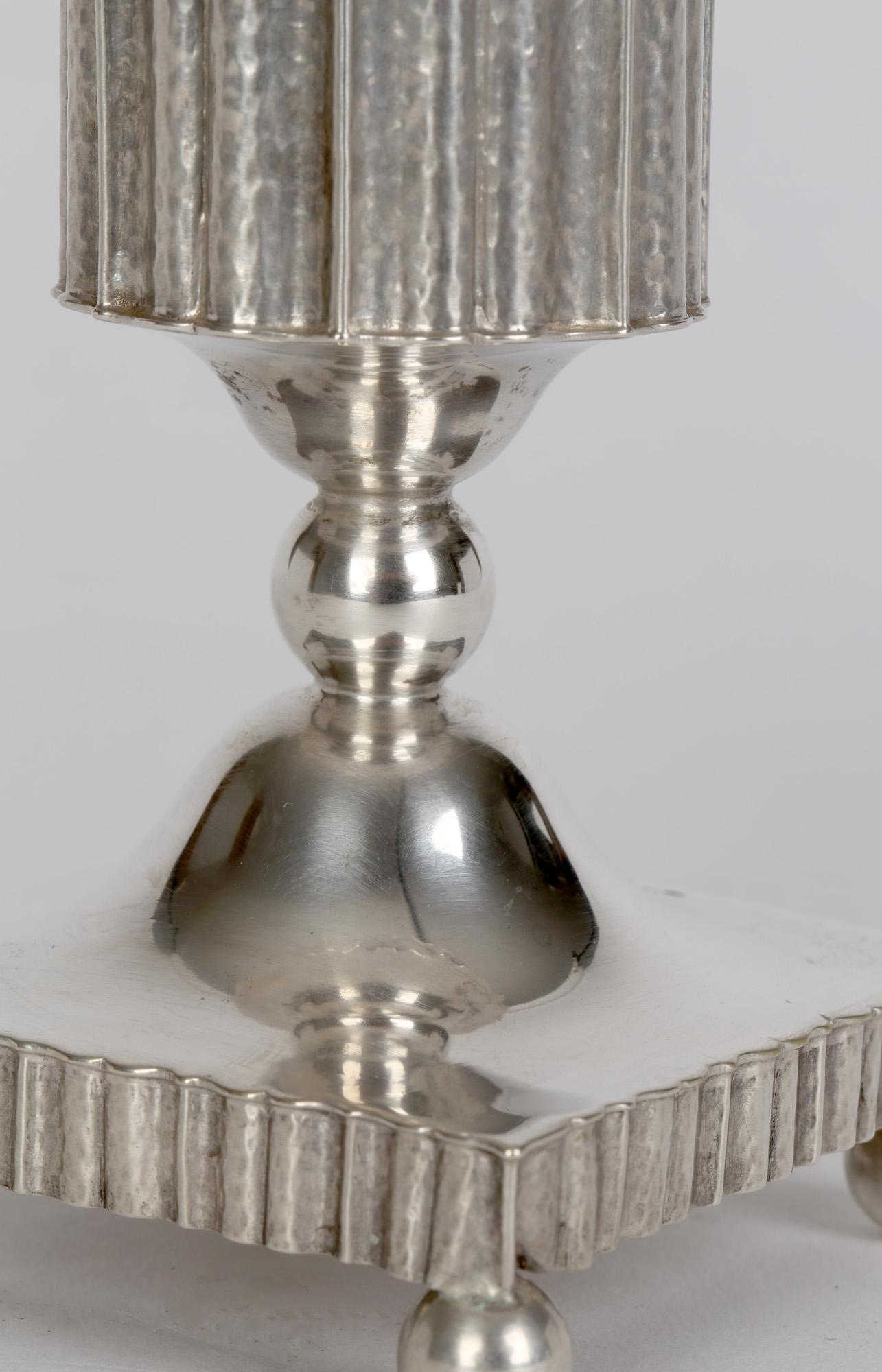 Un élégant chandelier nain allemand en argent jugendstil par JD Schleissner Sohne et datant d'environ 1910. Le bougeoir est monté sur une base carrée reposant sur quatre pieds en forme de boule avec un bord strié et un centre bombé, supportant un