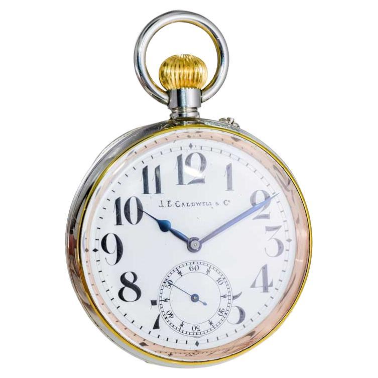 FABRIK / HAUS: J. E. Caldwell aus Philadelphia
STIL / REFERENZ: Übergroße Taschenuhr oder Reiseuhr
METALL / MATERIAL: Neusilber oder Neusilber 
CIRCA / JAHR: 1915
ABMESSUNGEN / GRÖSSE: 65mm
UHRWERK / KALIBER: Handaufzug / 15 Jewels 
ZIFFERBLATT /