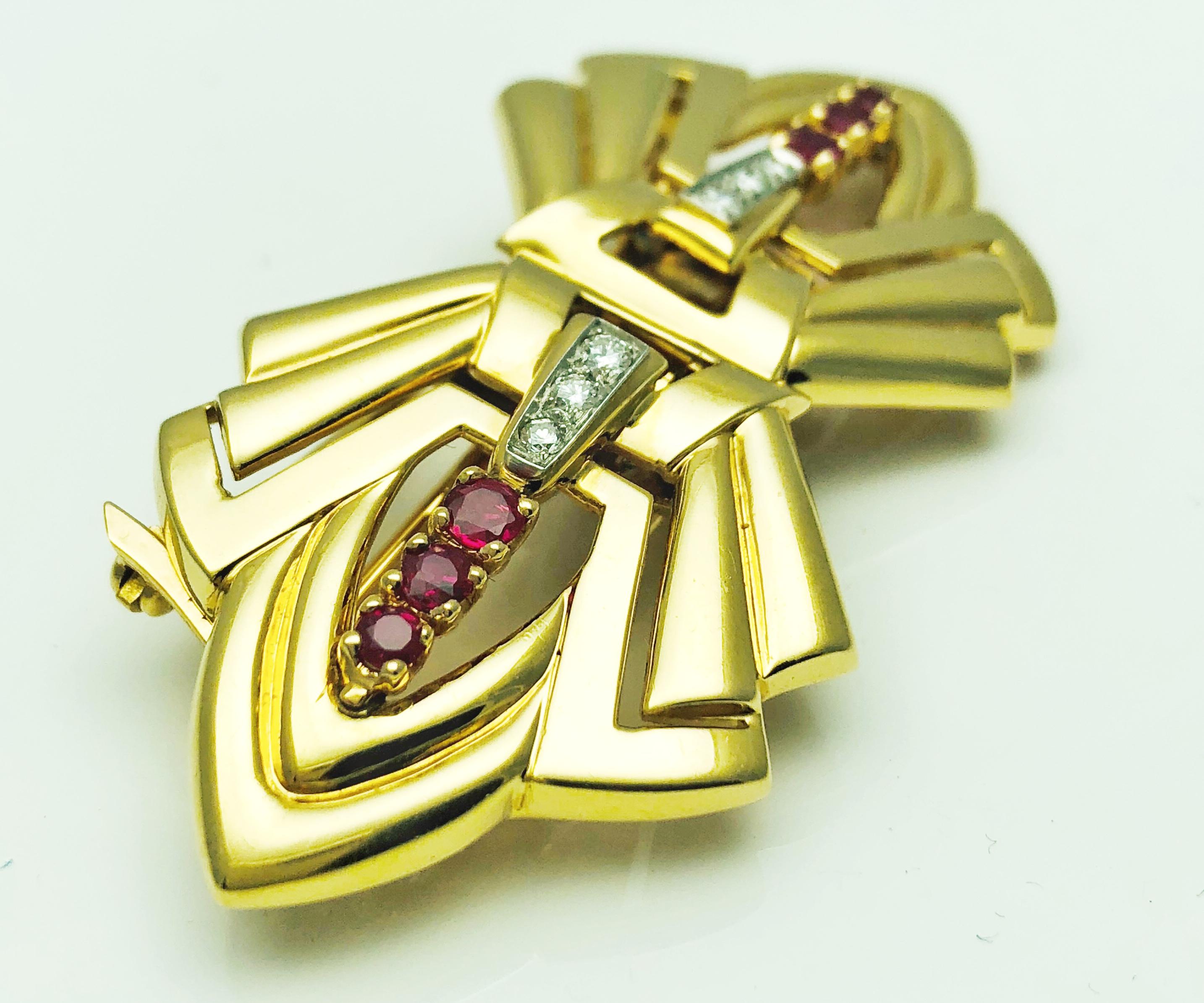 This is an absolutely Stunning and very important JE Caldwell piece! Made in 14K yellow Gold and signed on the back. This piece can be worn either as a brooch or, because of it's brilliant design, can be taken apart and worn as a double lapel pin.