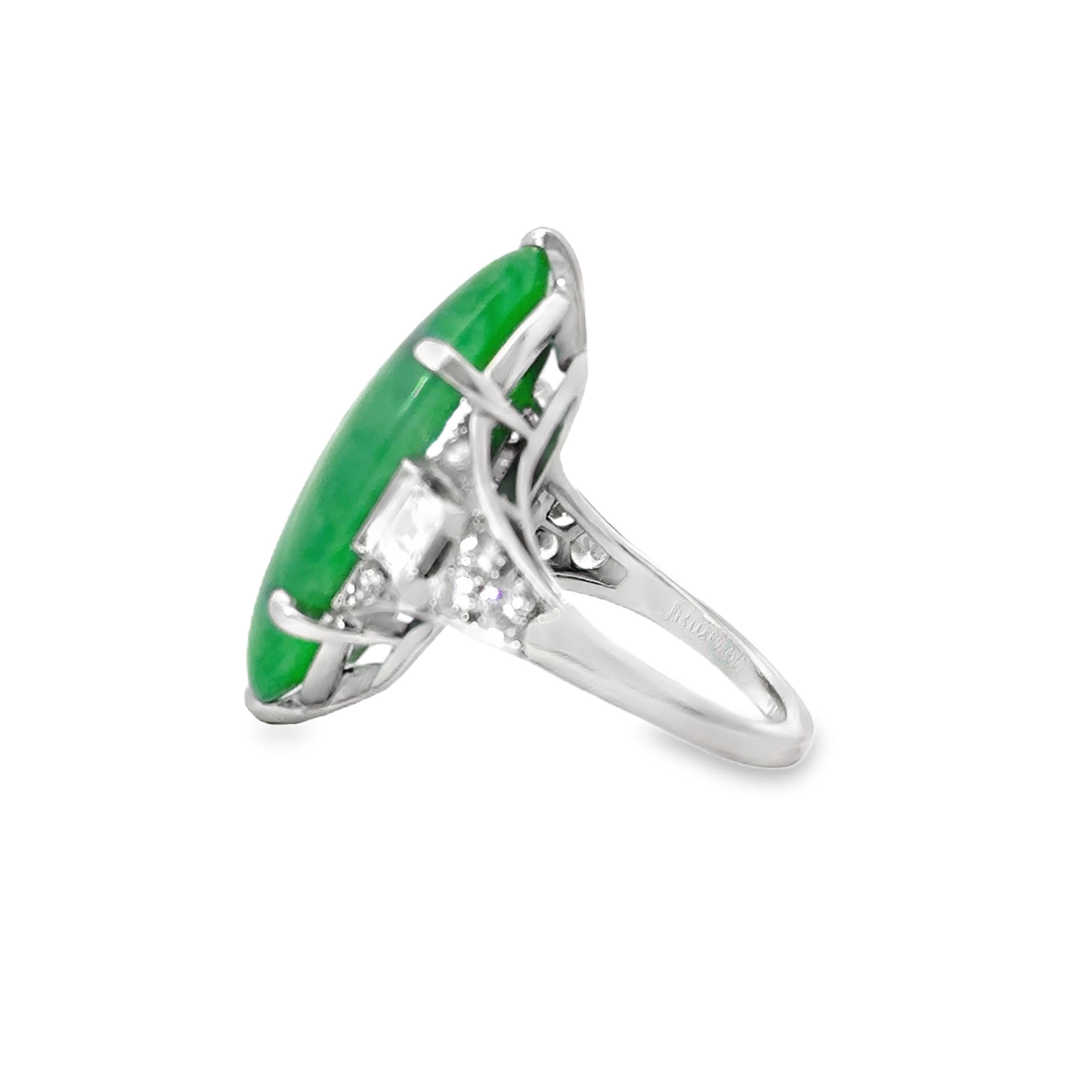 Cette bague étonnante présente un design audacieux, centré autour d'une pierre de jade d'un vert éclatant. La taille en marquise du jade renforce son allure captivante.

Sertie en platine, la bague est rehaussée de diamants blancs, taillés à la
