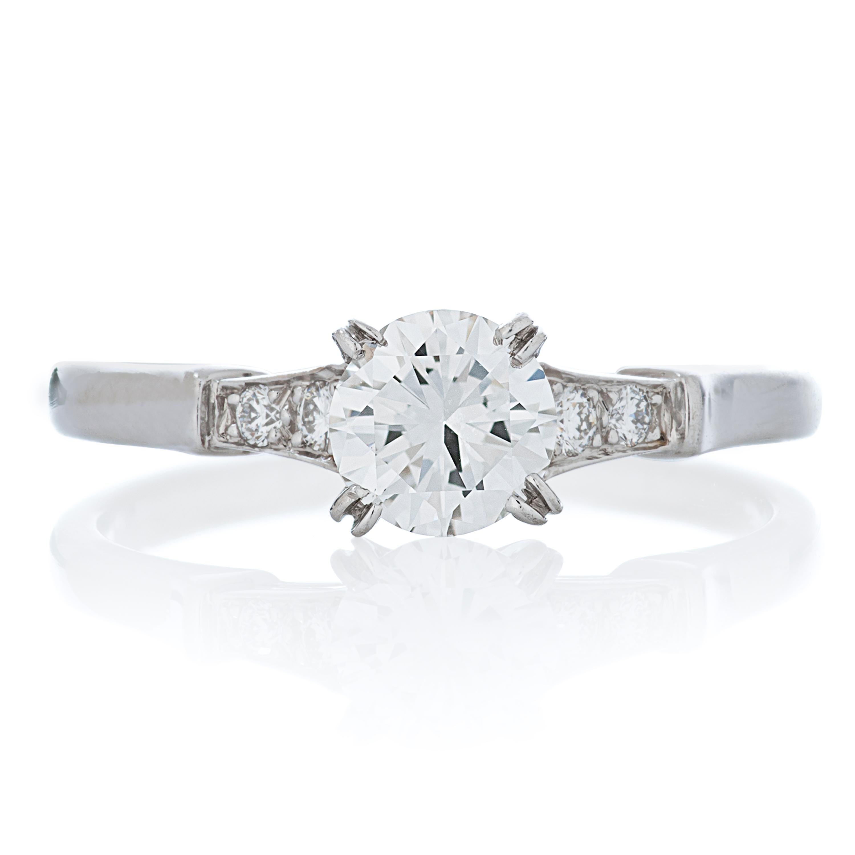 J.E. Runder Diamant-Verlobungsring von Caldwell & Co. aus Platin.  

In diesem Ring befindet sich ein GIA-zertifizierter runder Brillant von 0,57 Karat mit der Farbe E und der Reinheit VVS2 in einer Platin-Krallenfassung, die von 4 weiteren runden