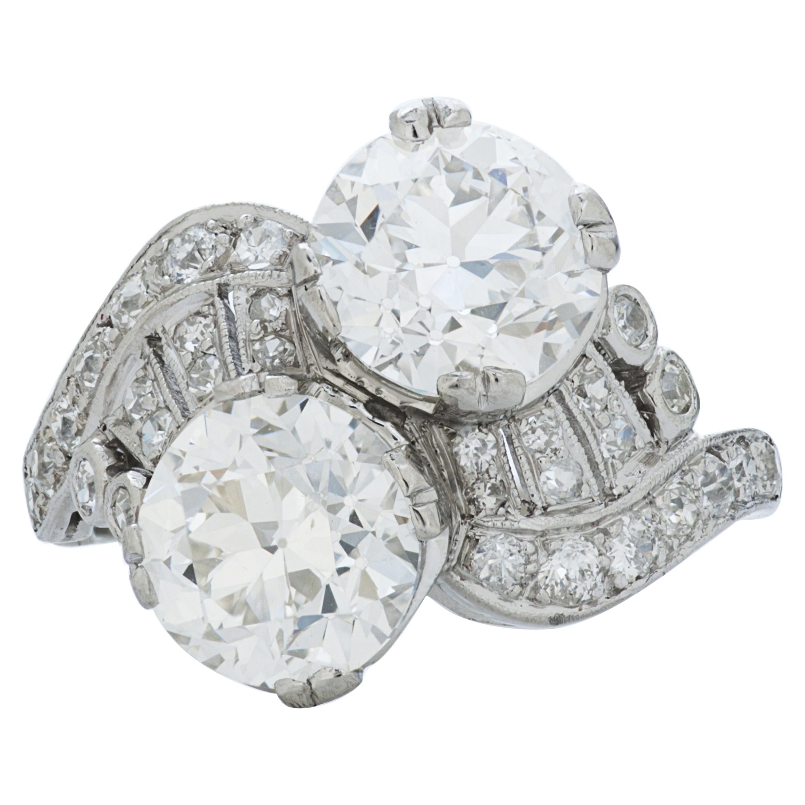 J.E. J. : Caldwell & Co. Diamant-Twin-Bypass-Ring aus Platin im Art déco-Stil mit altem europäischen Diamanten
