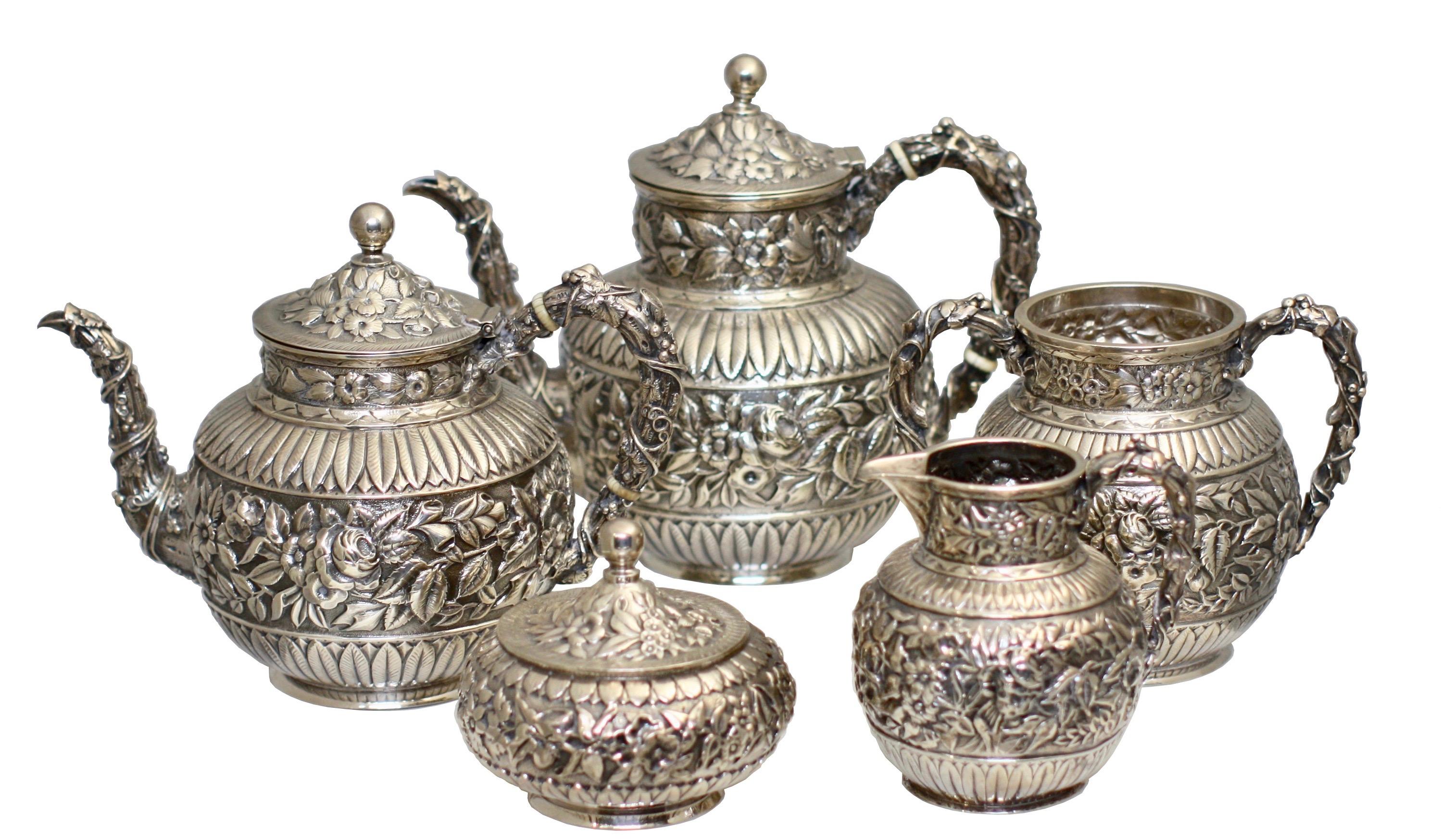 
J.E. Service à thé et à café Caldwell & Co. en argent, composé de cinq pièces, ainsi qu'un plateau Elkington en métal argenté
Philadelphie, vers 1880. 
Comprenant une cafetière (719 grammes), une théière (652 grammes), un pot à crème (244 grammes),