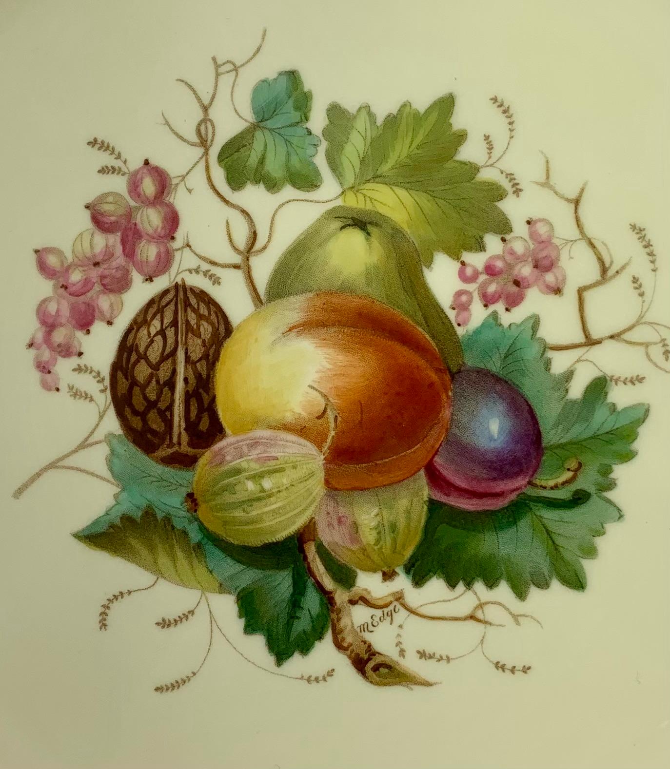 Fino juego antiguo de 10 platos ingleses Spode Copeland pintados a mano y firmados por el artista M. Edge, que representan melocotones, ciruelas, cerezas, nueces, uvas, limones y frutas exóticas con bordes dorados.
Alrededor de 1900
Fabricada para