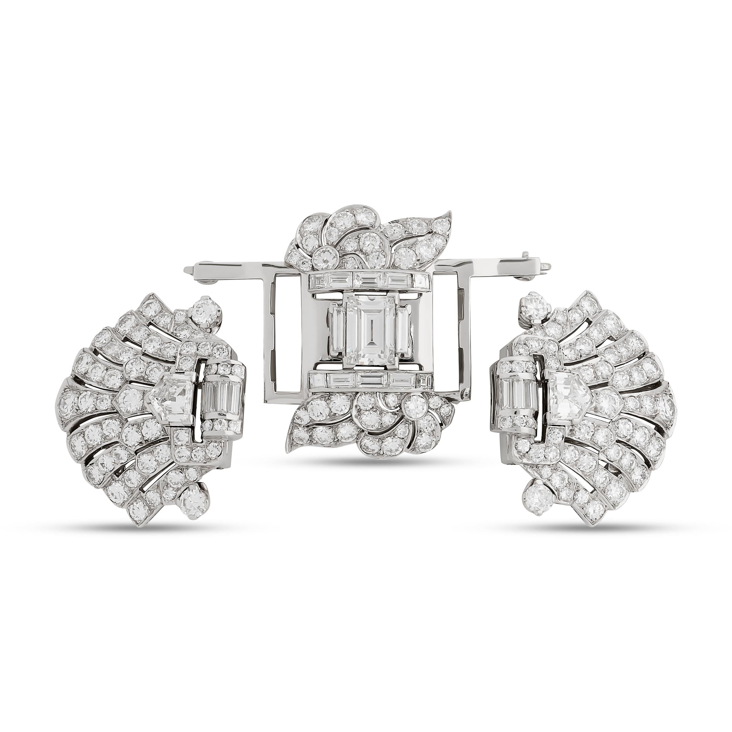 Diese Brosche aus Platin und Diamanten von J.E. Caldwell zeichnet sich durch eine atemberaubende Anordnung von Diamanten im Smaragd-, Baguette-, Fünfeck- und Rundschliff aus. Das vielseitige Design erlaubt es, sie als einzelne Brosche zu tragen oder