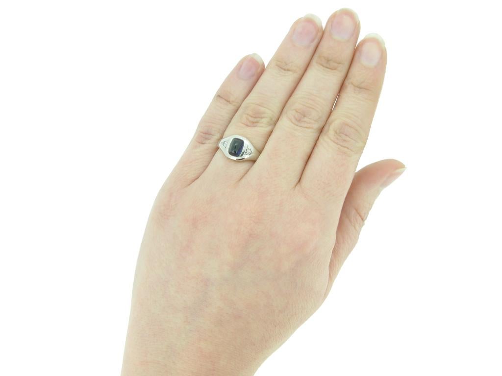 J.E. Caldwell sapphire and diamond three stone ring, American, circa 1910. In Good Condition For Sale In London, GB