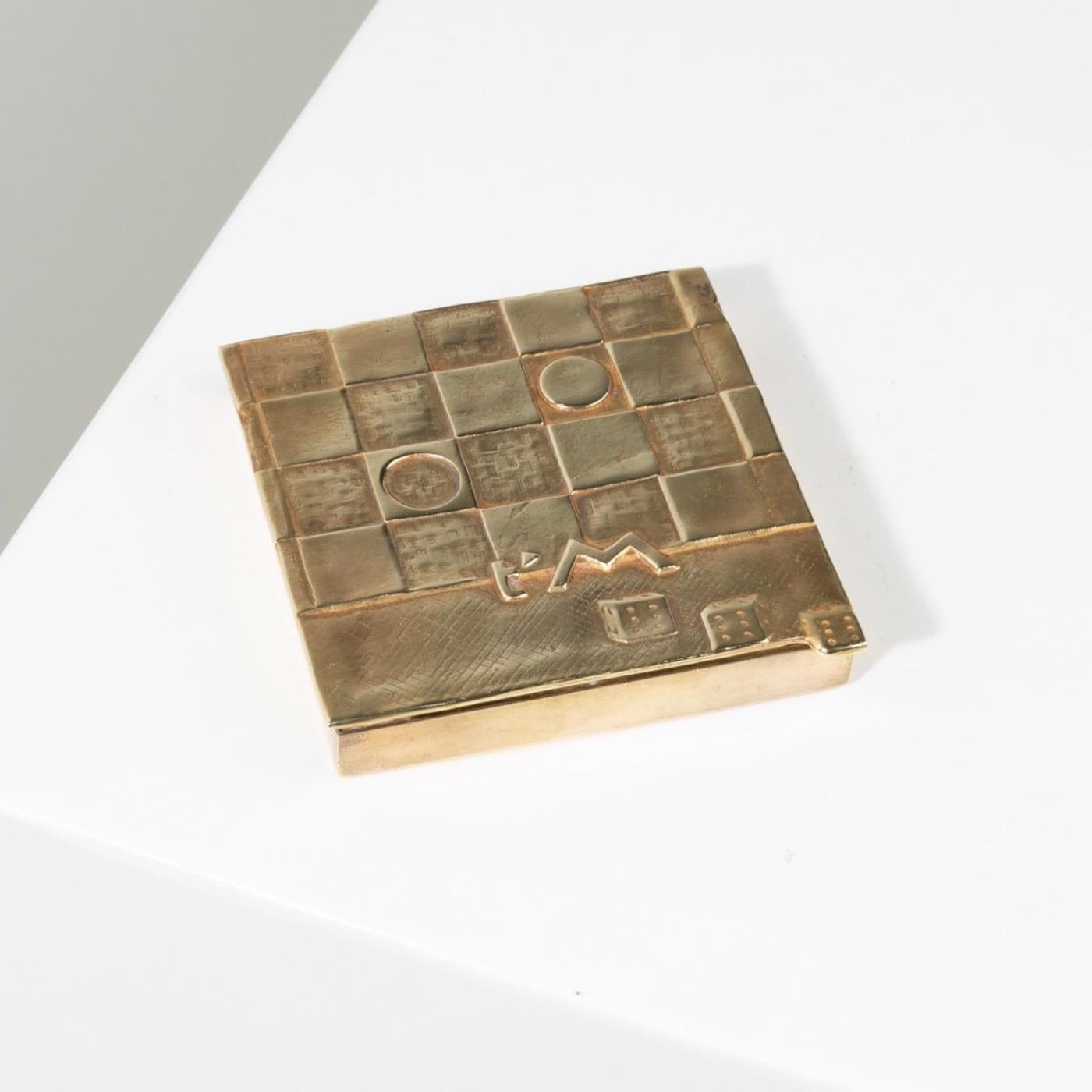 Je t’aime beaucoup, compact in gilded bronze with a lid decorated with a rebus.
The rebus can be deciphered as follows:
We can see on the lid a game that can be interpreted by JE (game is JEU in french language)
We can read “t’M” for