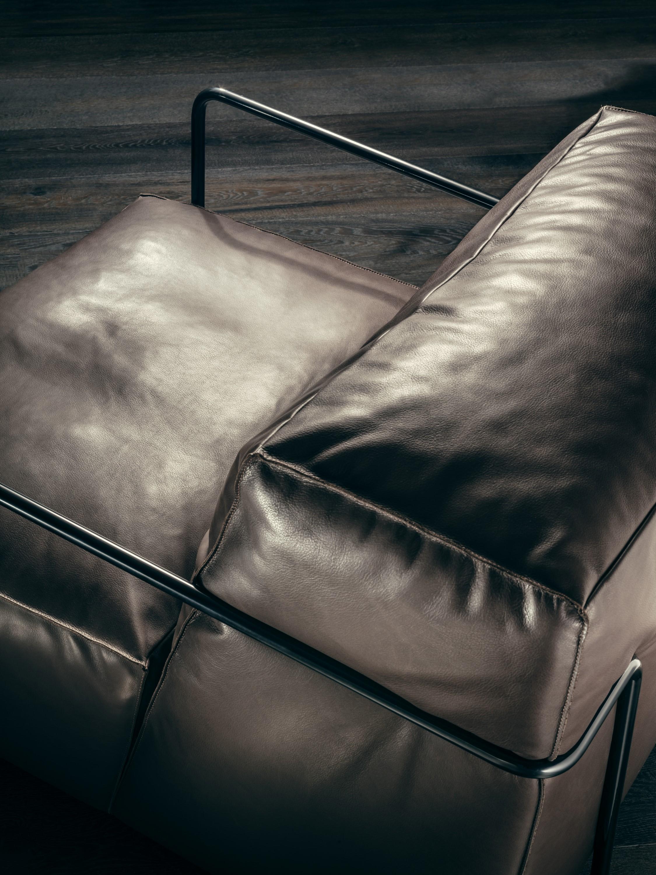 Je T'Attends Armchair in Brown Aniline Leather and Matte Black Metal (Internationaler Stil) im Angebot
