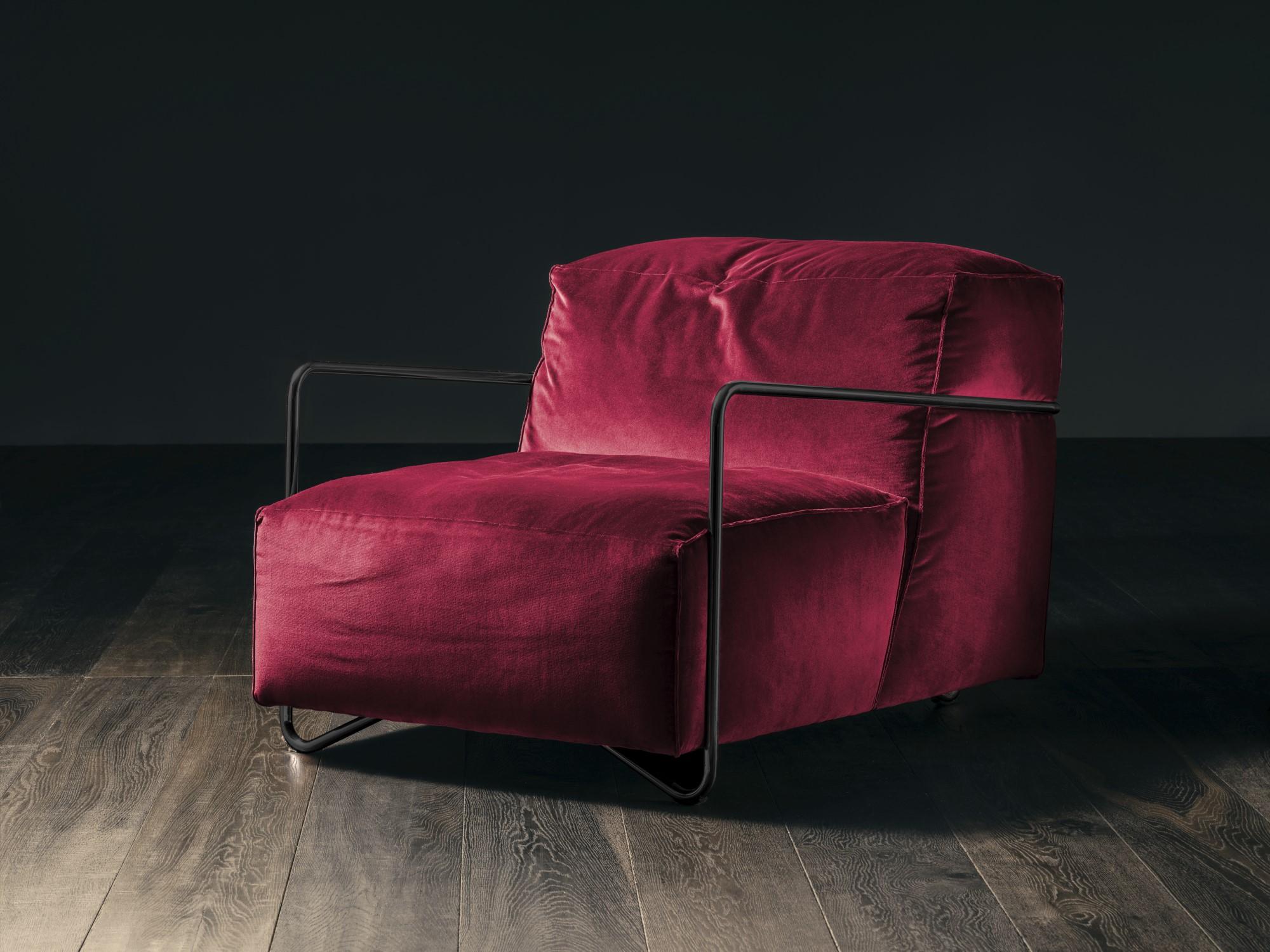 Dyed Je T'Attends Armchair in Brown Aniline Leather and Matte Black Metal For Sale