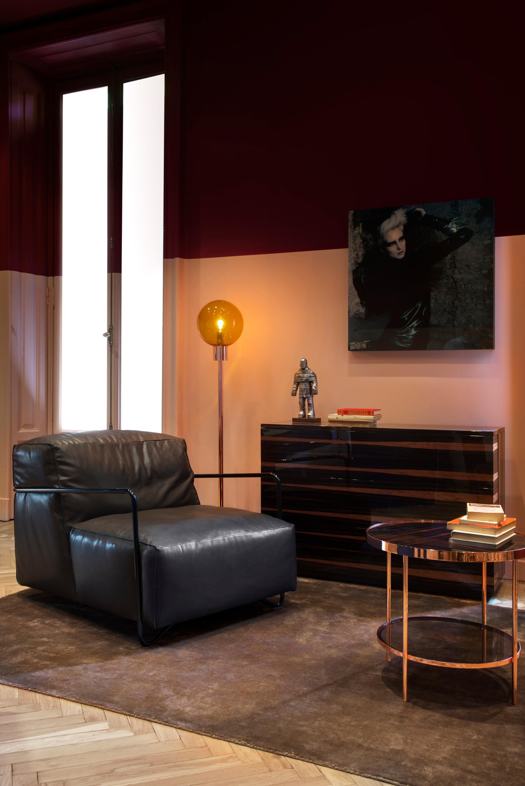 Je T'Attends Armchair in Brown Aniline Leather and Matte Black Metal For Sale 1