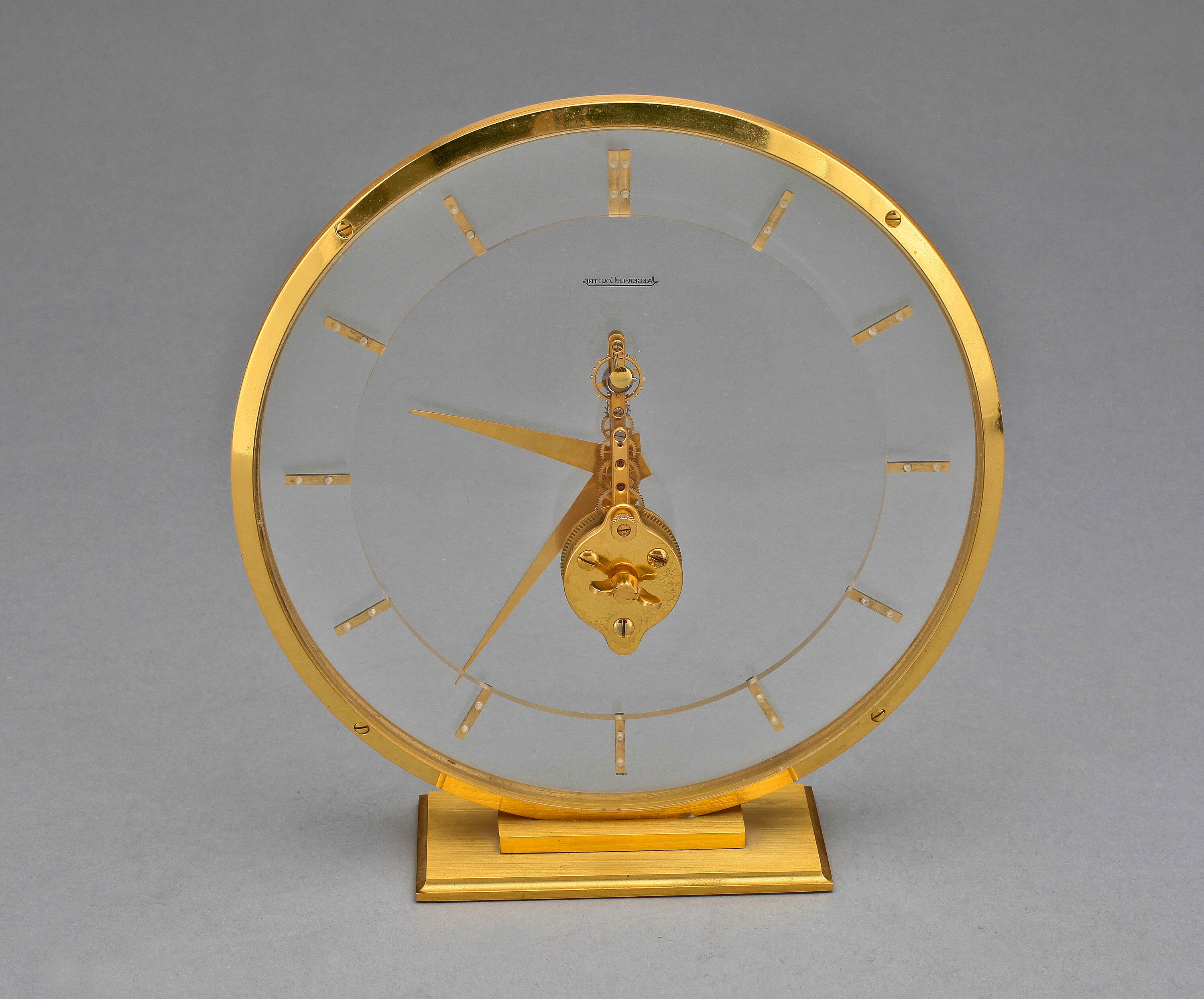 Suisse Horloge squelette rare en plexiglas et laiton de Jeager Lecoultre. Mouvement 8 jours. Marqué en vente