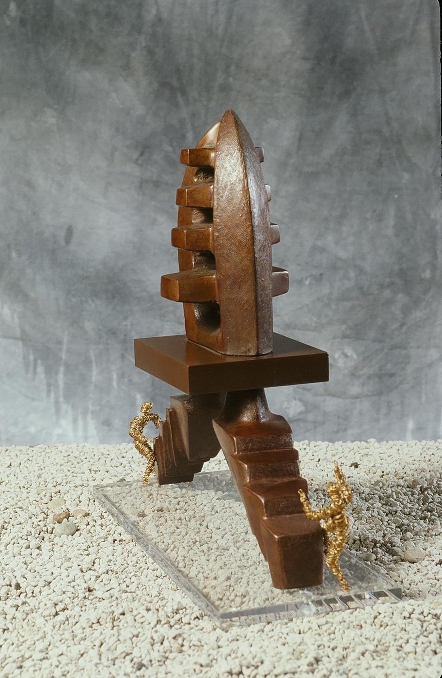 Jean Adele Wolff Abstract Sculpture – L'Escalier Sous La Tisch Stufen aus Bronzeholz