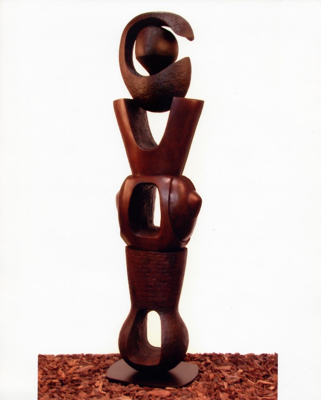Jean Adele Wolff Abstract Sculpture – Totem de Fleurissant Bronze-Holz-Totem