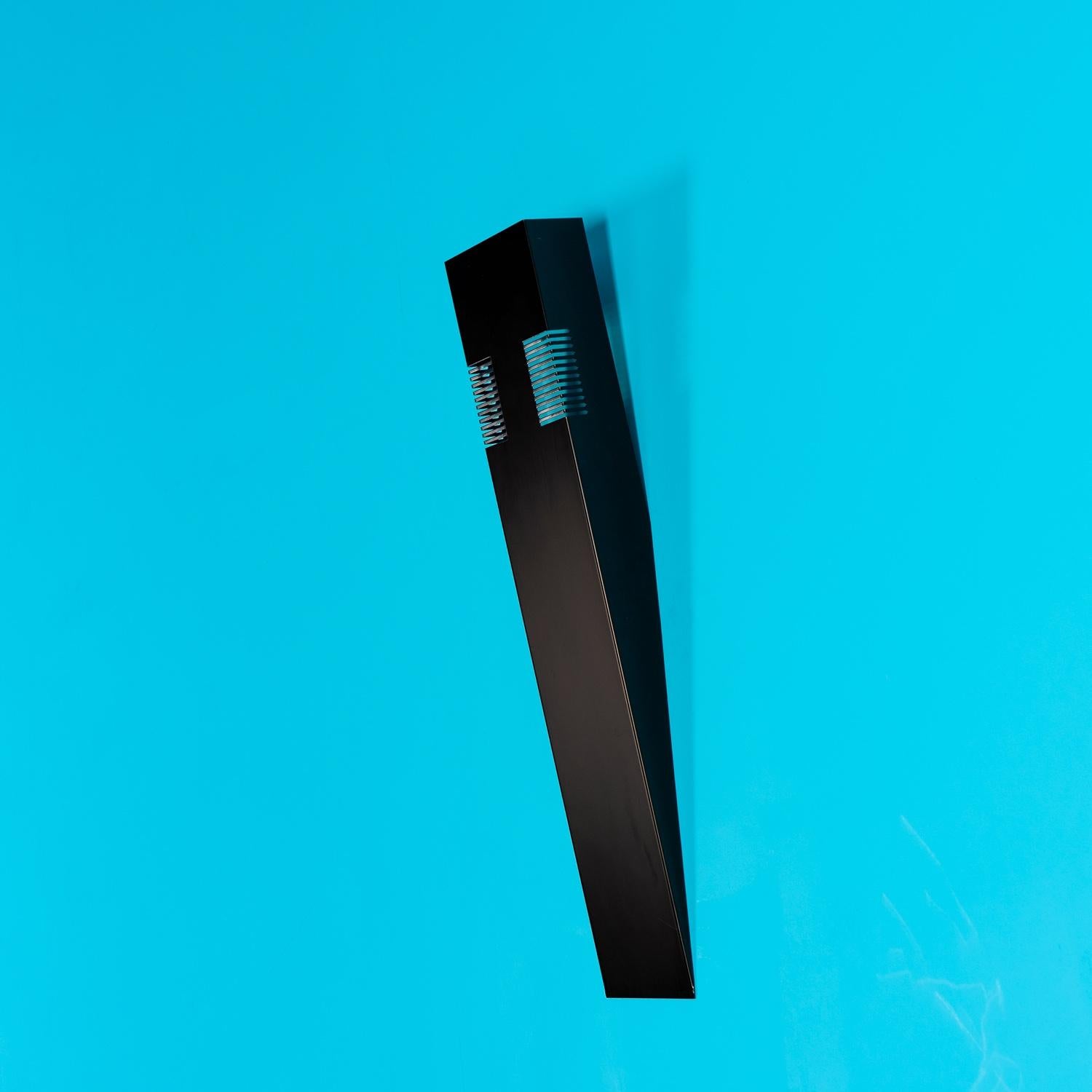 Jean Allemand (1948-), lámpara de pared, hacia 1987
Metal lacado negro, halógeno
Altura 61 x Anchura 11 x Profundidad máx. 10 cm 

Biografía : 

Jean Allemand es un pintor, escultor y diseñador francés nacido en Toulon el 21 de julio de 1948. 
Se le