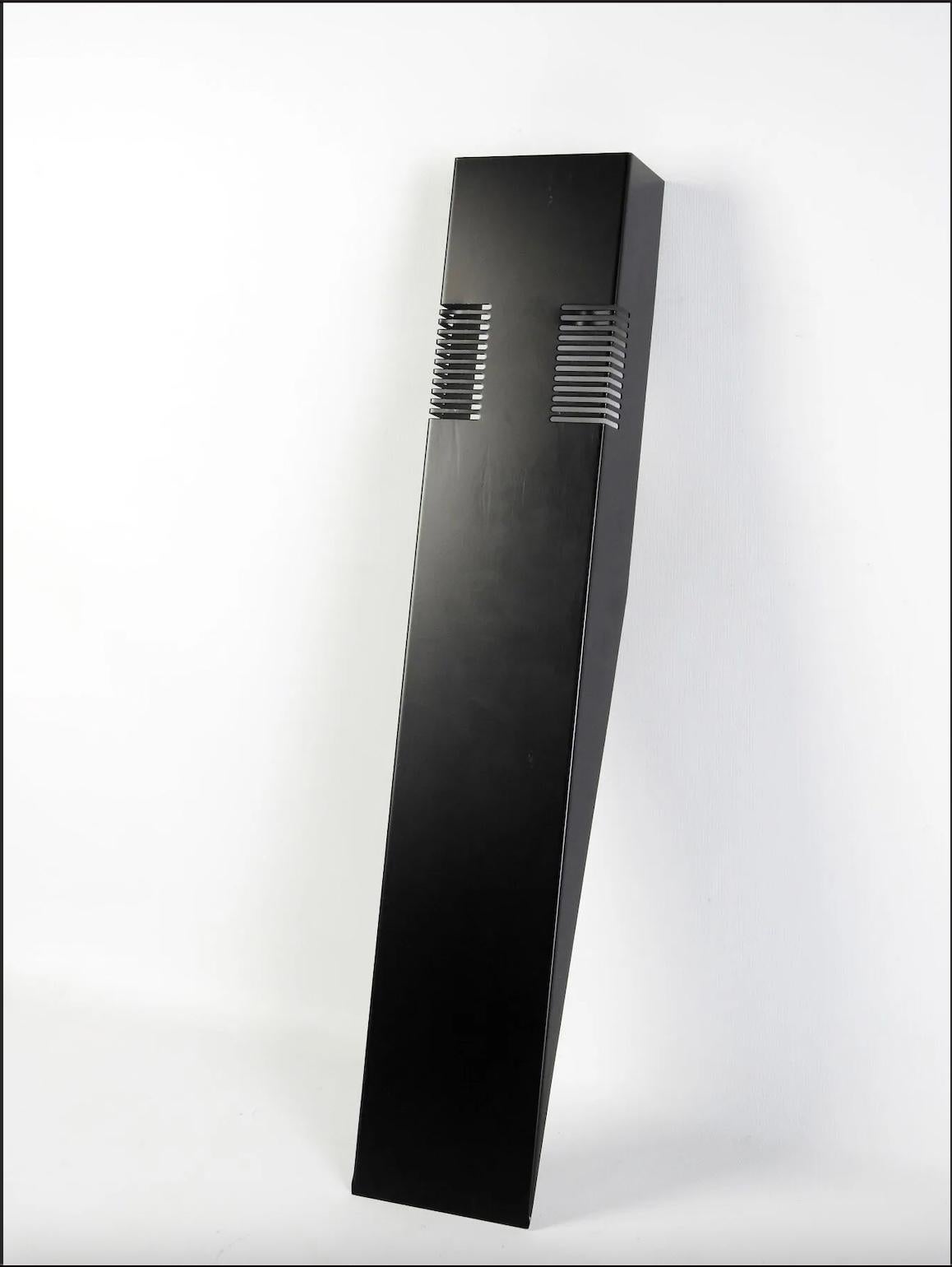 Jean Allemand (1948-), wall lamp, circa 1987

Black lacquered metal, halogen

Height 61 x Width 11 x Depth Max. 10 cm