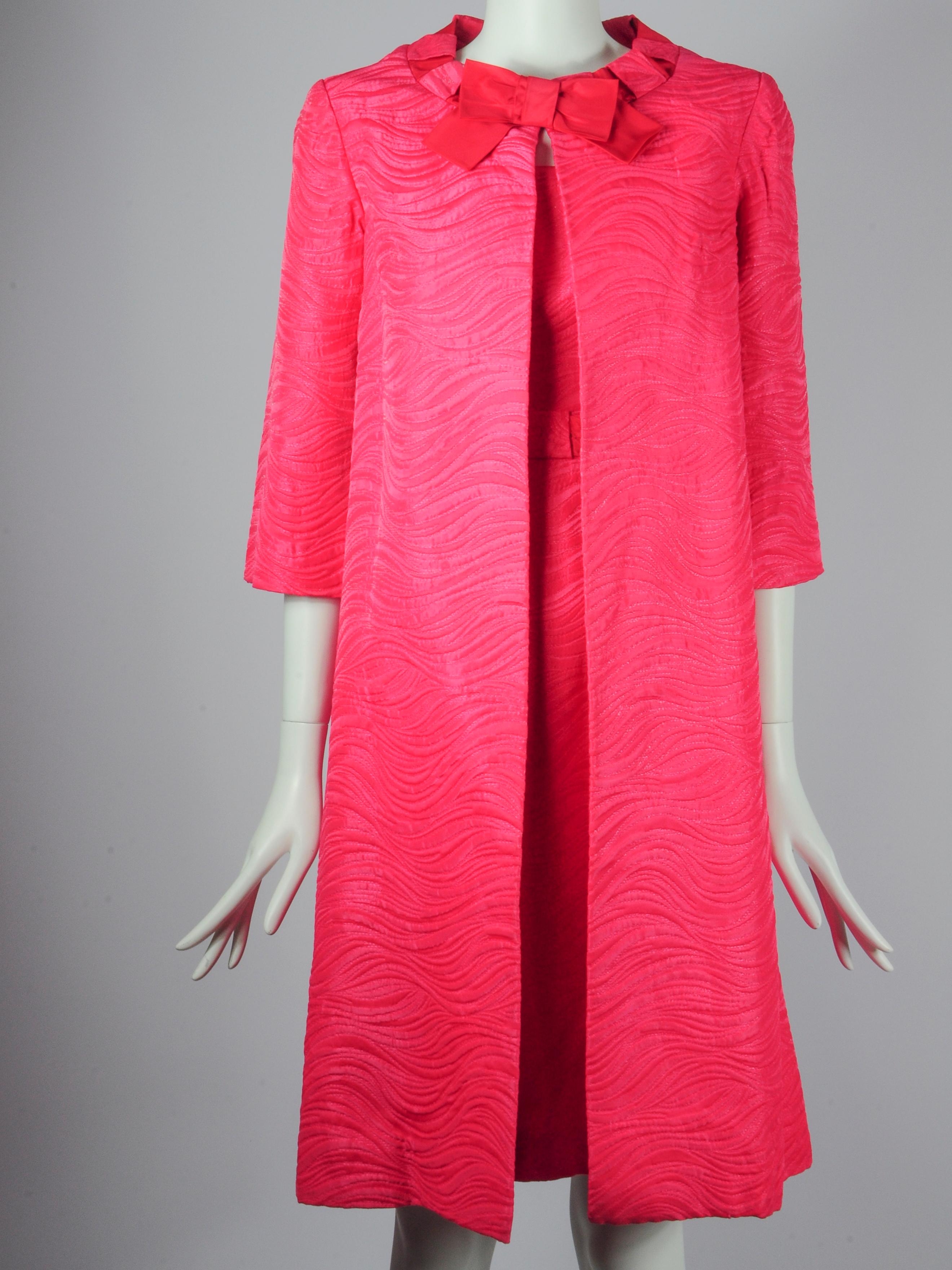 Jean Allen London Kleid und Jacke, zweiteiliges Set in Fuchsiarosa mit Schleifenausschnitt im Angebot 10