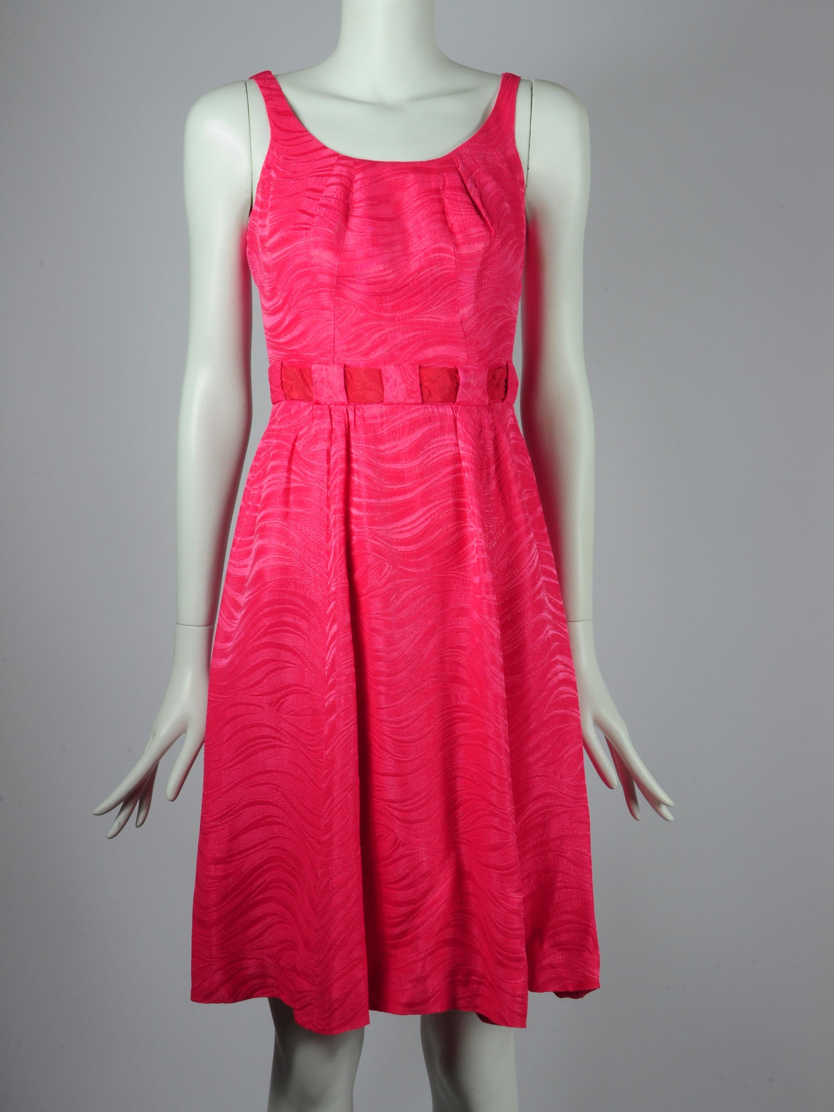 Jean Allen London - Ensemble robe et veste deux pièces en rose fuchsia avec nœud État moyen - En vente à AMSTERDAM, NL