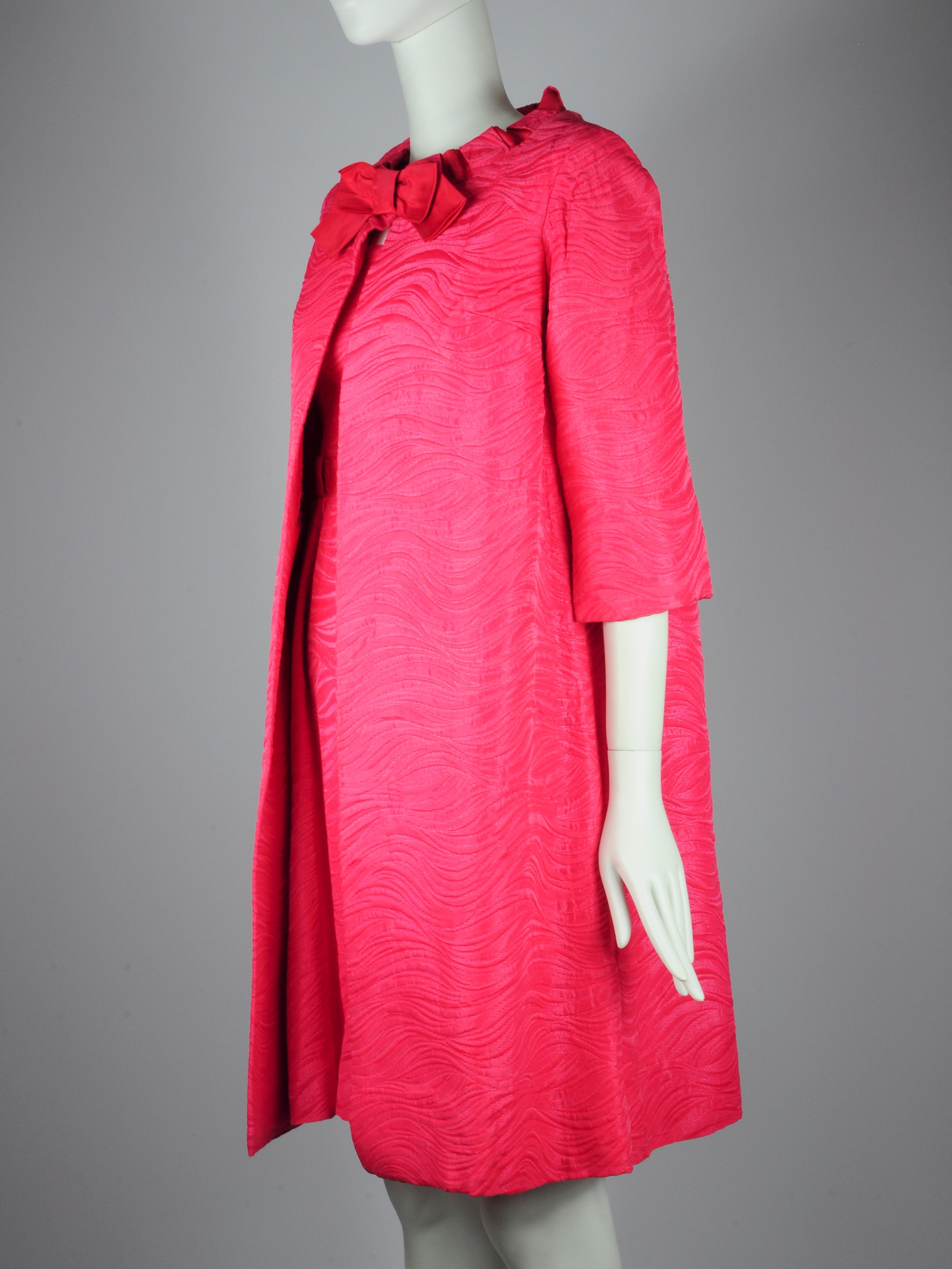 Jean Allen London Kleid und Jacke, zweiteiliges Set in Fuchsiarosa mit Schleifenausschnitt im Angebot 1