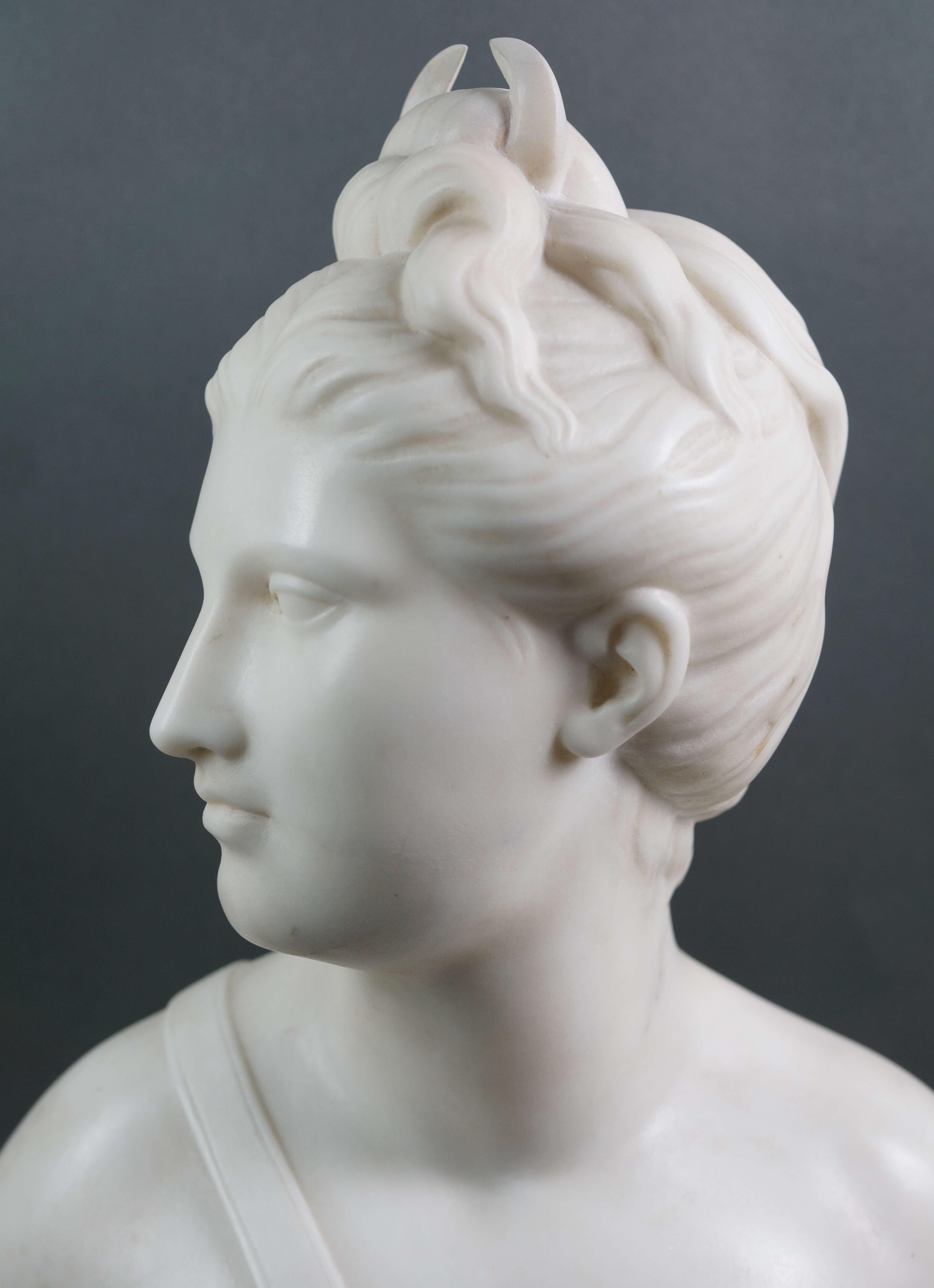 Busto in Marmo Bianco Diana Cacciatrice Scuola Francese XIX secolo – Sculpture von Jean-Antoine Houdon