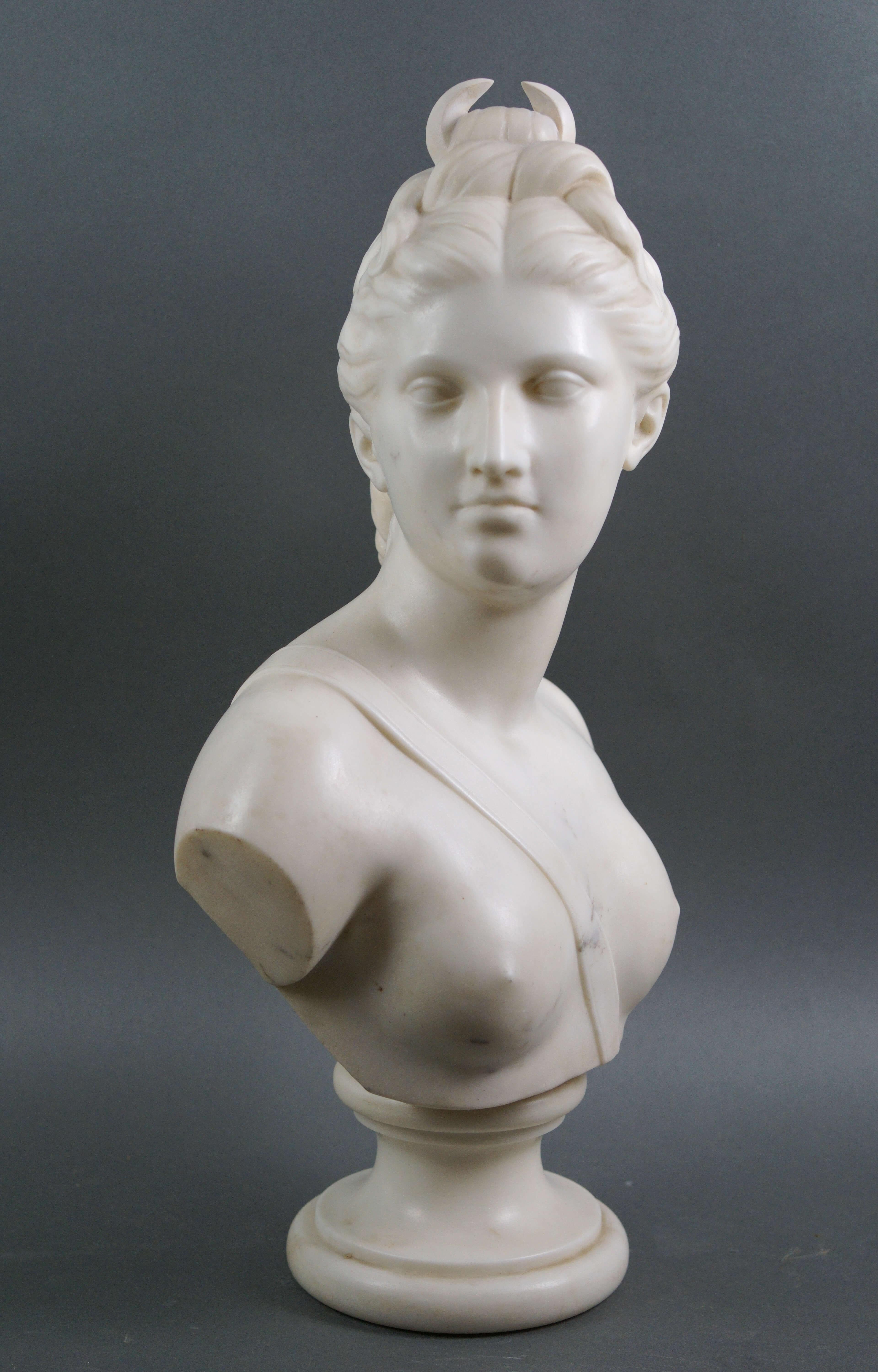 Busto in Marmo Bianco Diana Cacciatrice Scuola Francese XIX secolo (Gray), Figurative Sculpture, von Jean-Antoine Houdon