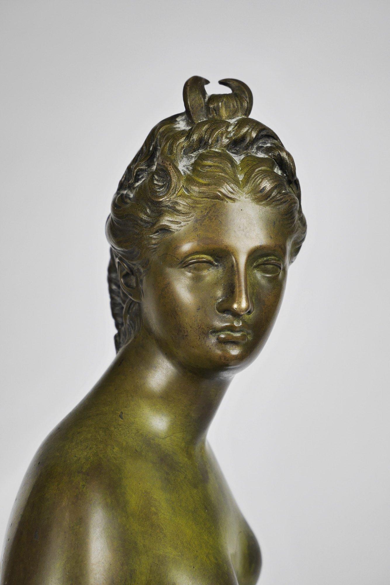 Diana cacciatrice, la dea della caccia Scultura in bronzo di donna in vendita 7