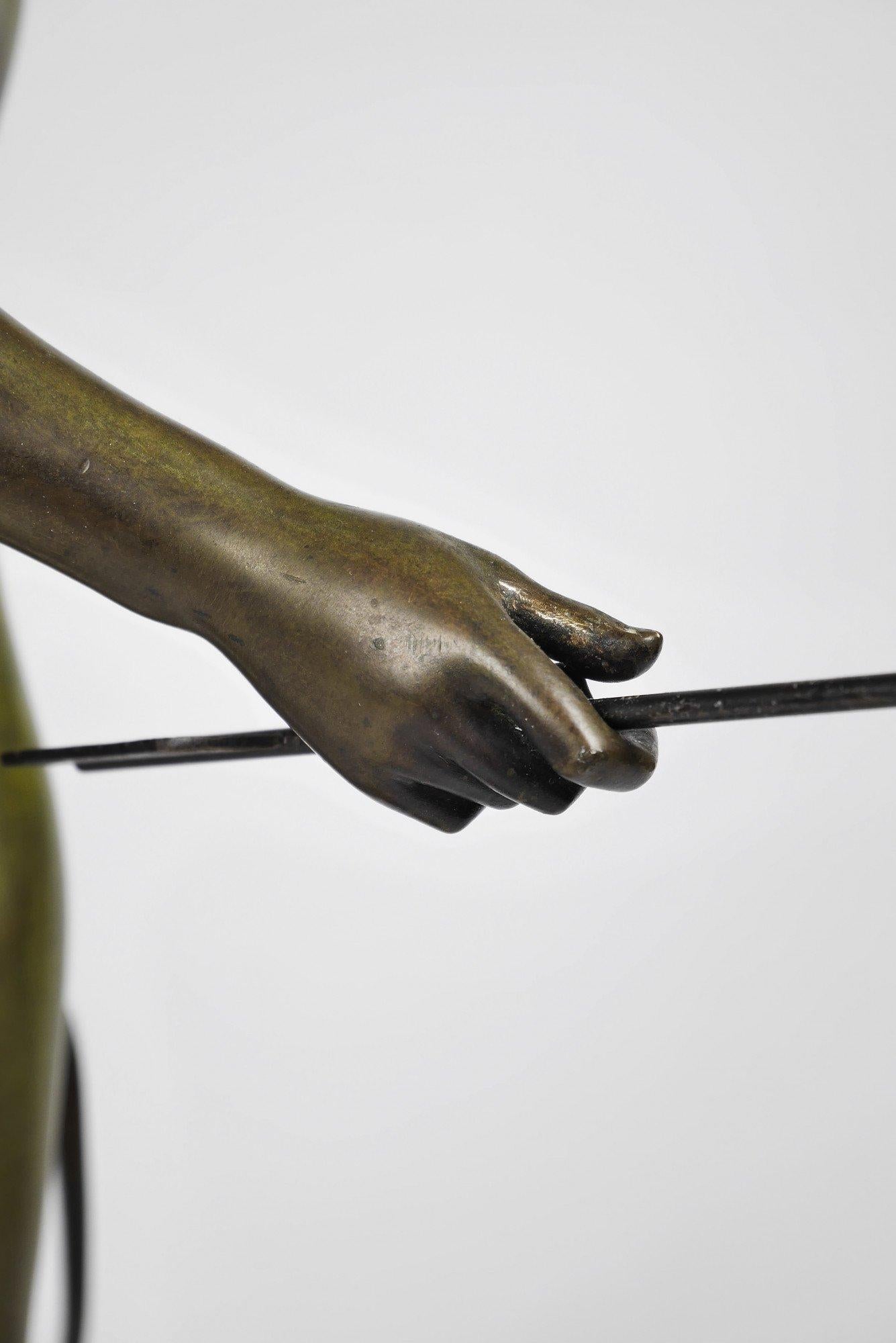 Diana cacciatrice, la dea della caccia Scultura in bronzo di donna in vendita 8
