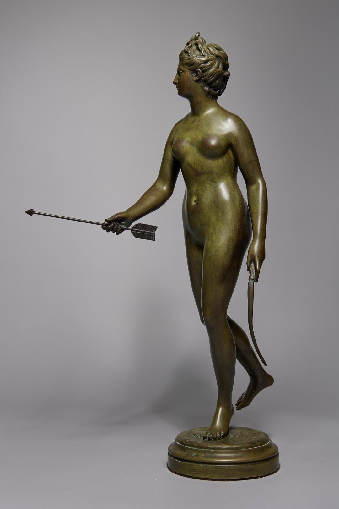 Dopo Jean-Antoine Houdon (francese, 1741-1828)
Diana la cacciatrice
Bronzo con patina fine marrone verde
24 x 19 x 10 pollici
15 lb. 

La prima versione a grandezza naturale di questa rappresentazione di Diana ha suscitato uno scandalo quando è