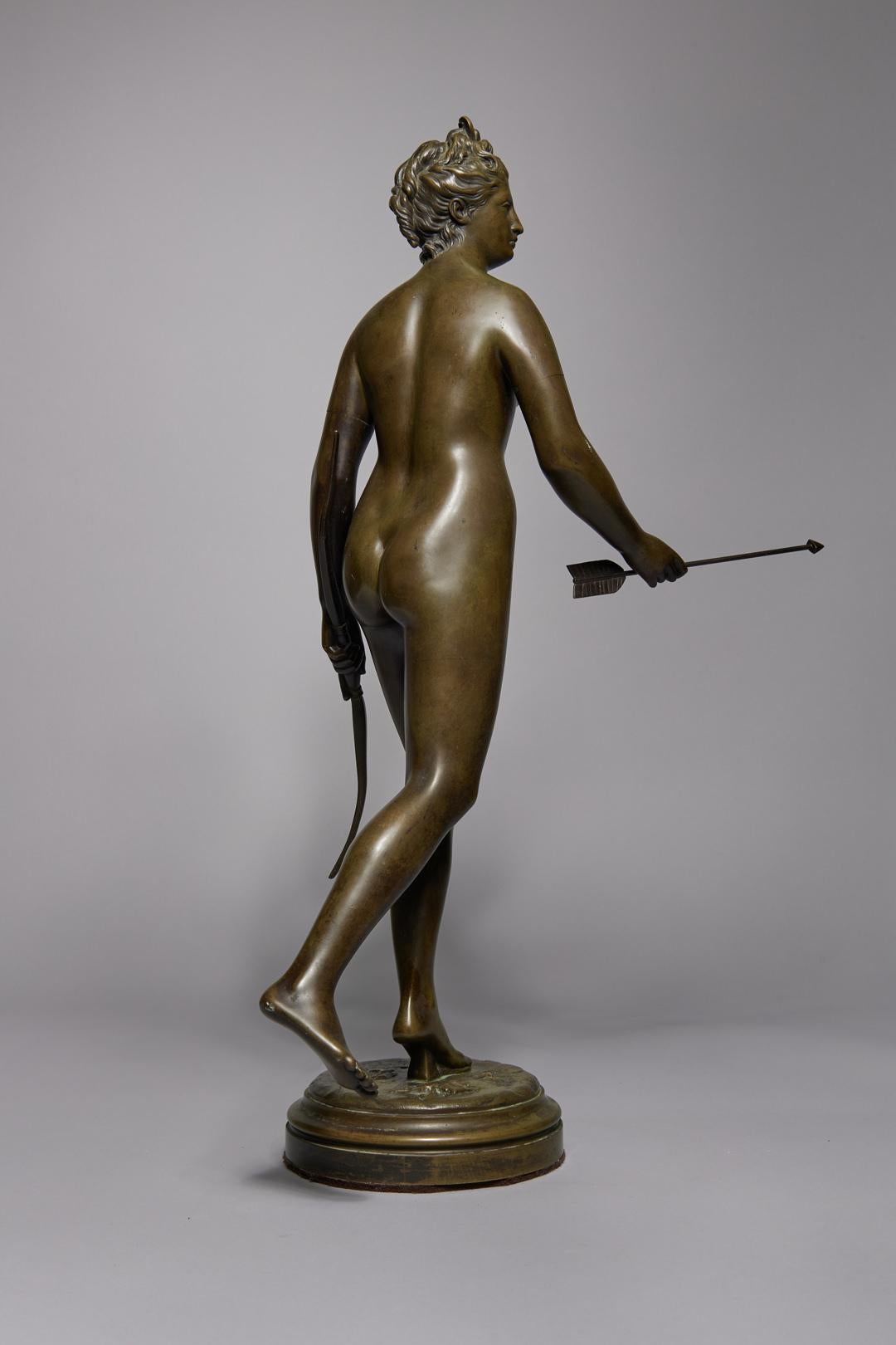 Diana cacciatrice, la dea della caccia Scultura in bronzo di donna in vendita 1