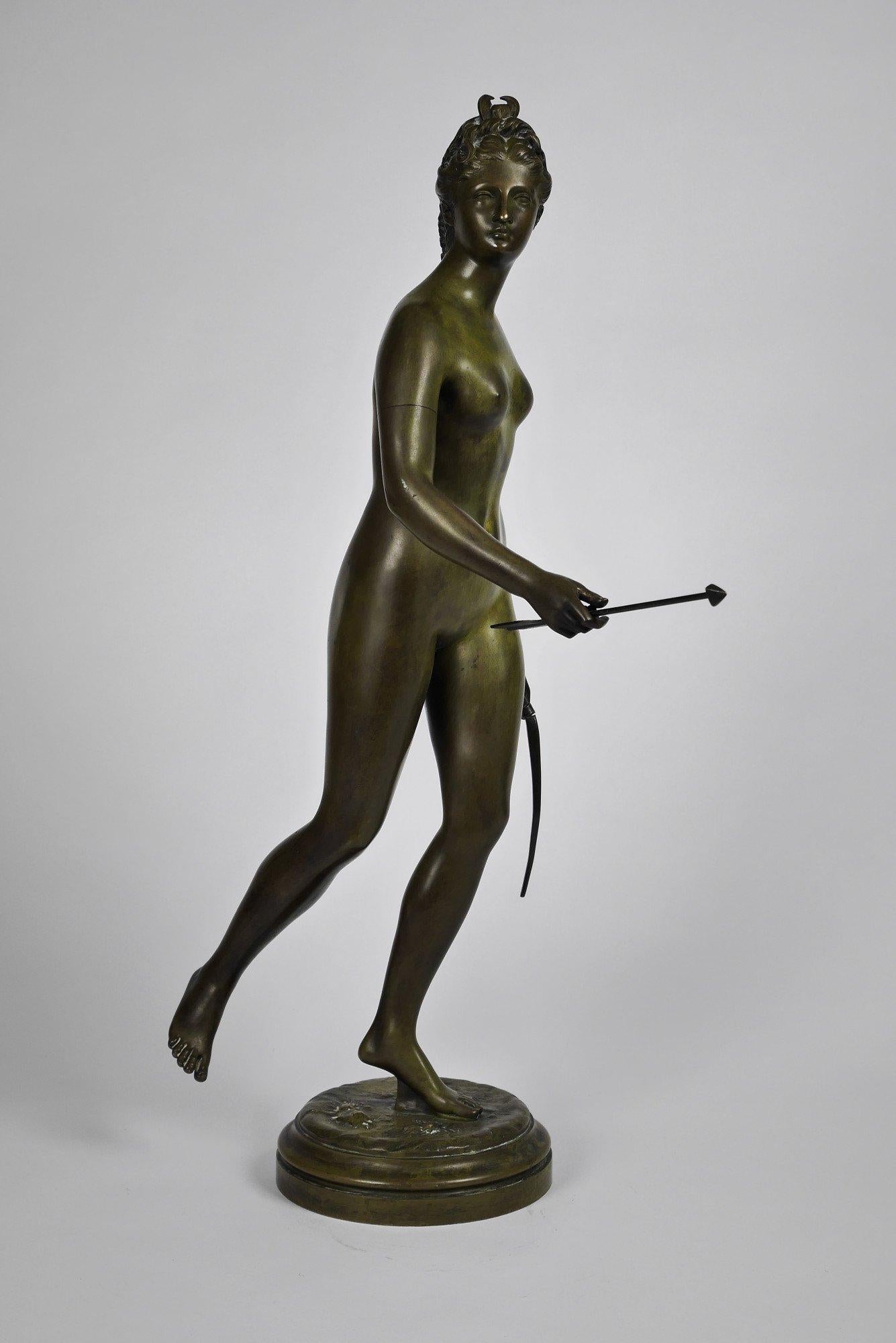 Diana cacciatrice, la dea della caccia Scultura in bronzo di donna in vendita 2