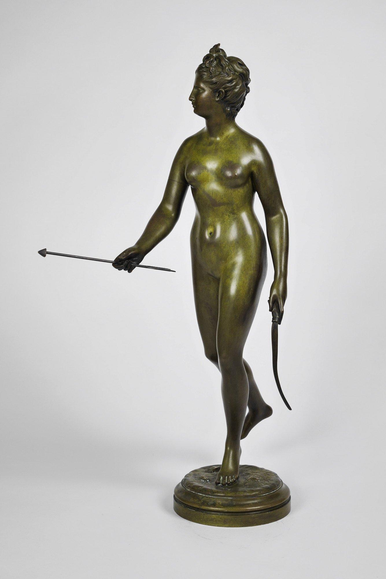 Diana cacciatrice, la dea della caccia Scultura in bronzo di donna in vendita 4