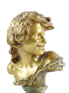Buste d'enfant rieur