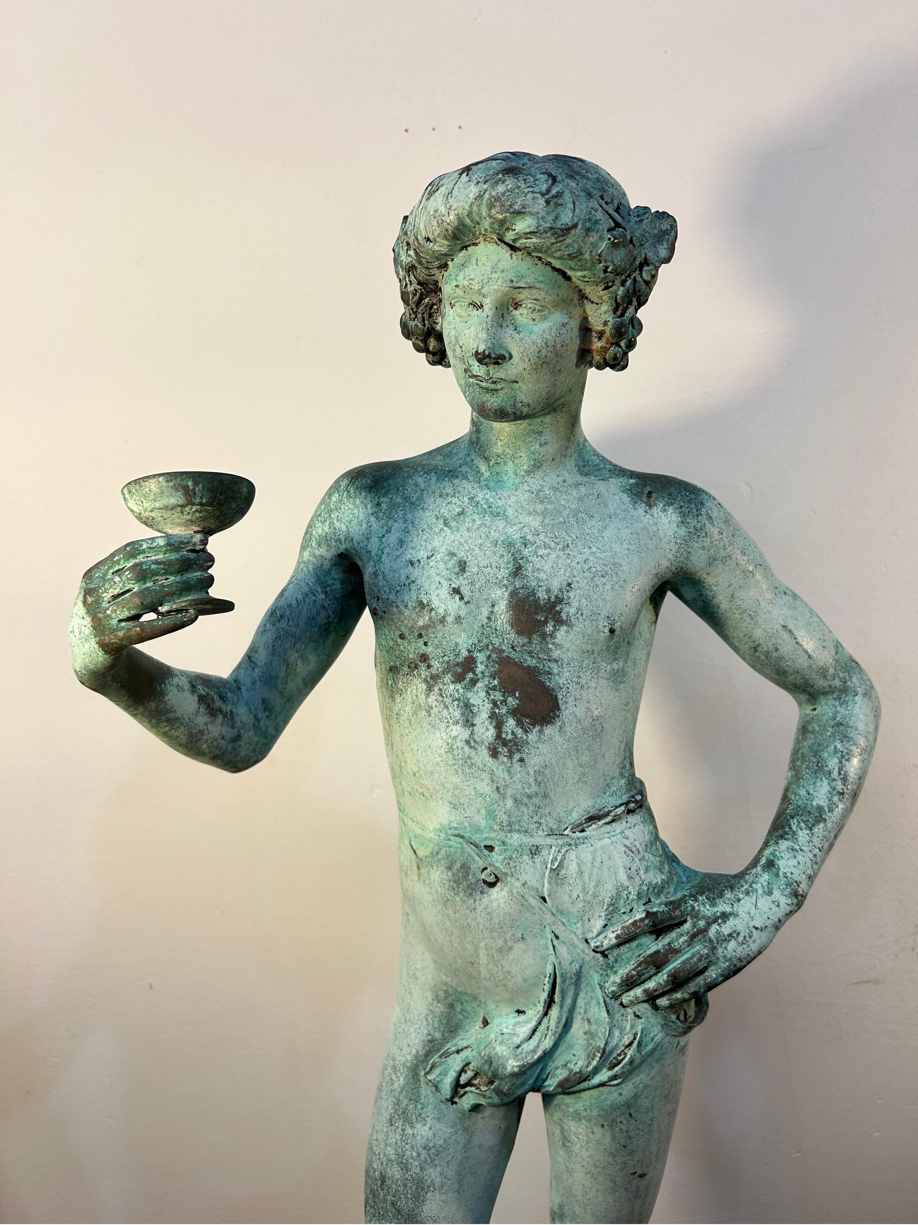 Jean Antonin Carles   bronzo... firmato sul retro della base. Antonin Carles... Alto circa 29 pollici e mezzo e con un diametro di 8 pollici... Un giovane e orgoglioso Acquario si trova in piedi con un calice in una delle mani.  e l'altra mano sul