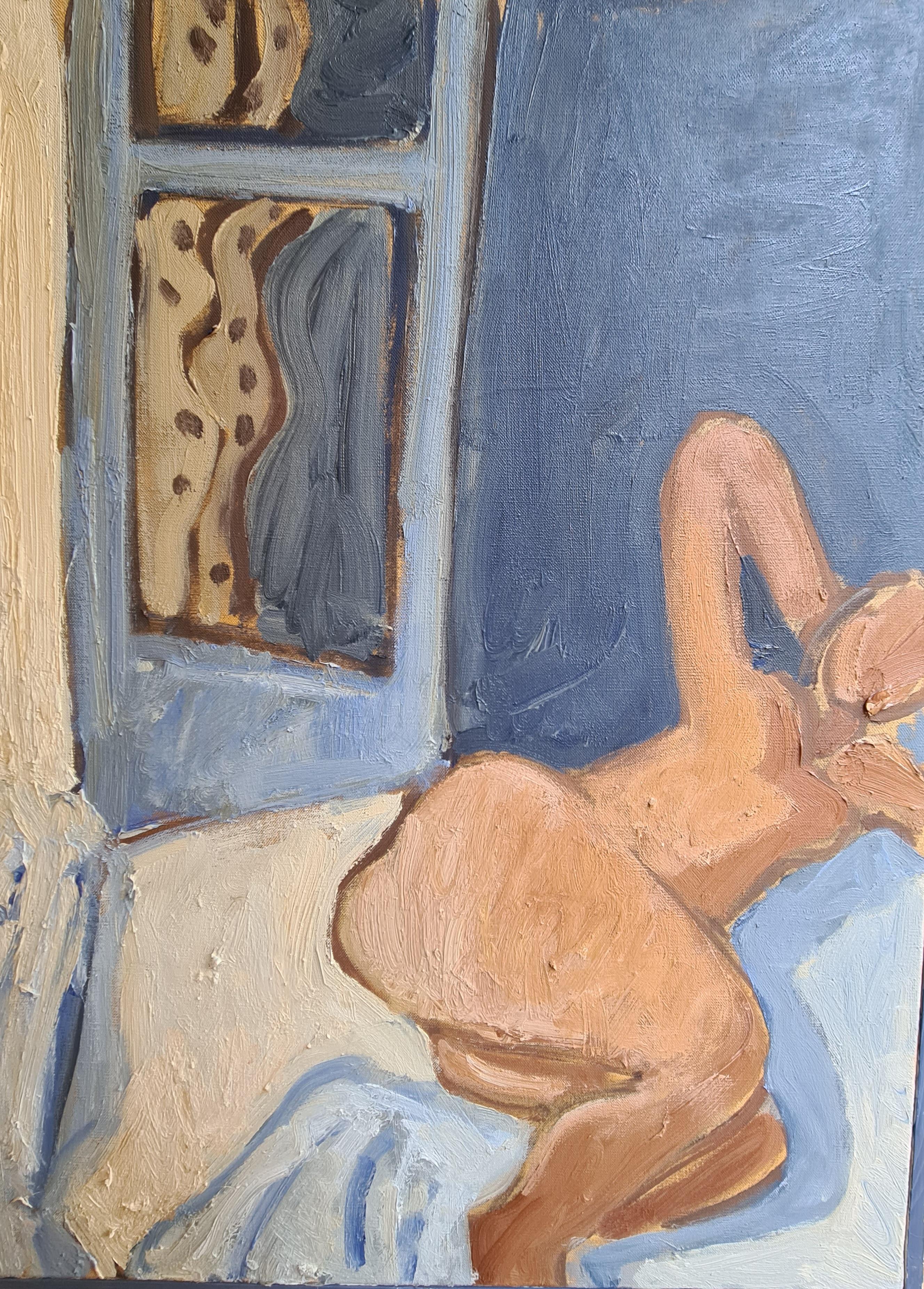 Grande huile sur toile fauve de Jean Arène (1929 - 2020), représentant une femme nue allongée sur un lit à côté de portes-fenêtres ouvrant sur un balcon et la Méditerranée. Merveilleuse utilisation de la couleur et de la texture de la peinture.