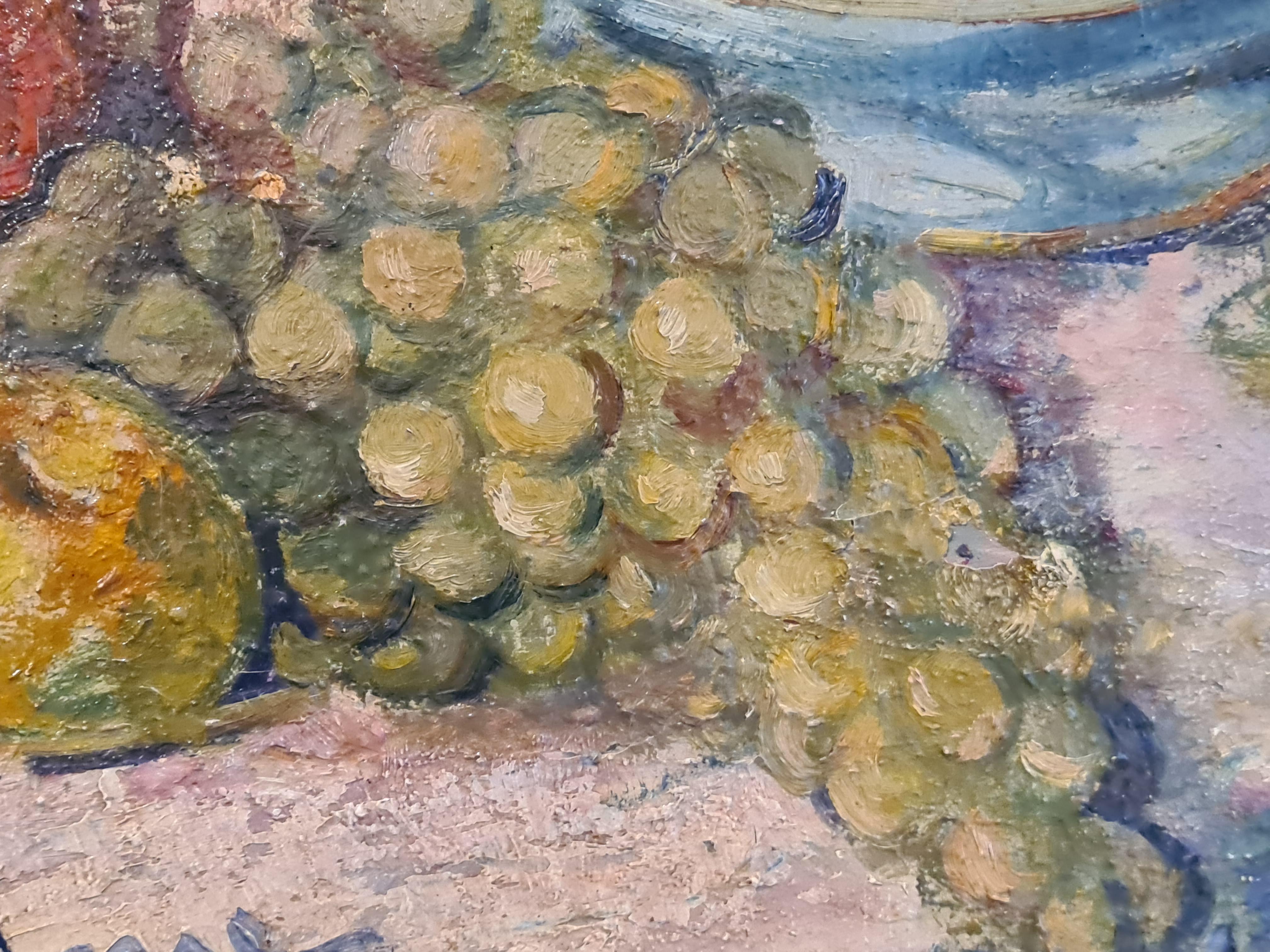 Nature morte à l'huile sur toile du milieu du 20e siècle par le célèbre artiste français Jean Arène. Signée en bas au milieu, présentée dans un beau cadre en bois avec filet doré.

Une charmante nature morte de fruits et d'une coupe sur une table,
