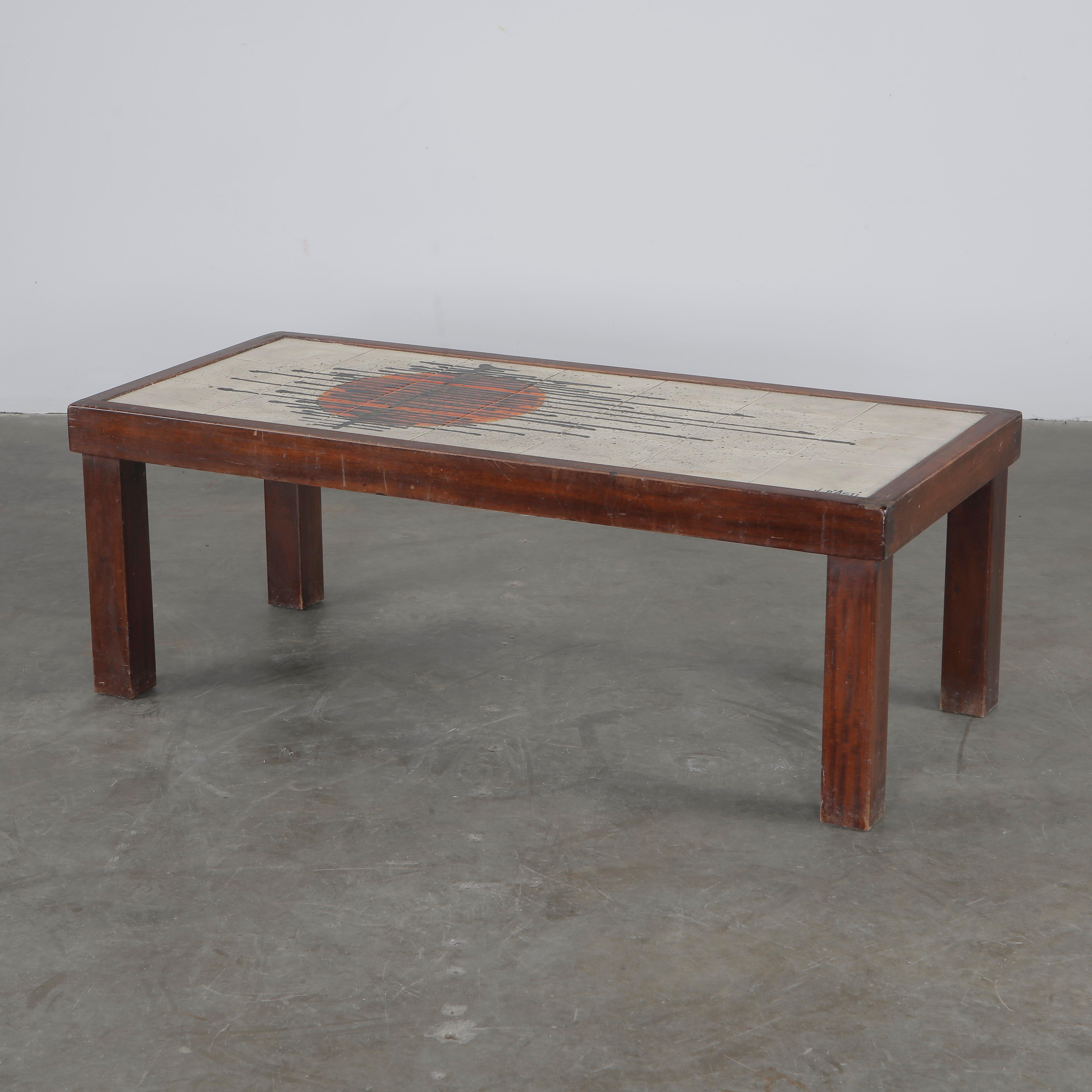 Una refinada mesa de centro de cerámica de Jean Asti, con un bonito tablero de azulejos pintado a mano. Altura: 16 pulg. Longitud: 44 pulg. Anchura: 20 pulg.