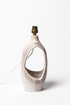 Jean Austruy Iluminación del siglo XX Lámpara de sobremesa abstracta de cerámica blanca 1950