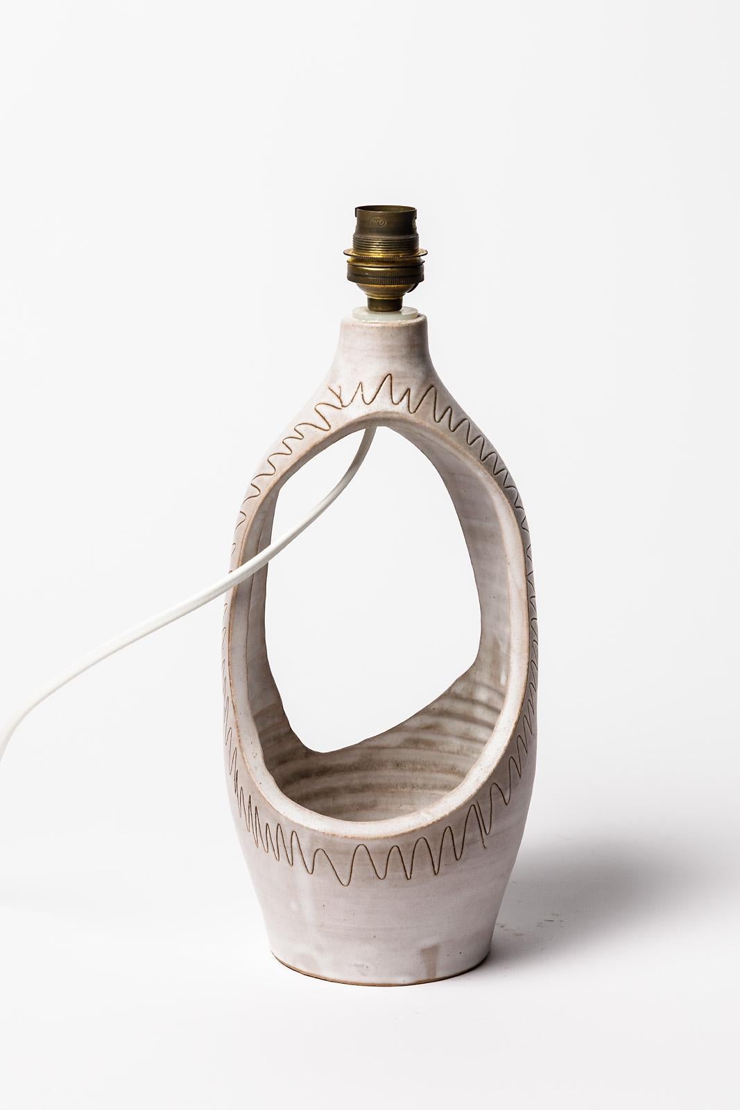 Français Lampe de bureau Jean Austruy du 20ème siècle en céramique blanche abstraite 1950 en vente