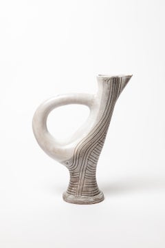Grand pichet en céramique blanc et gris de forme libre Jean Austruy, datant d'environ 1960