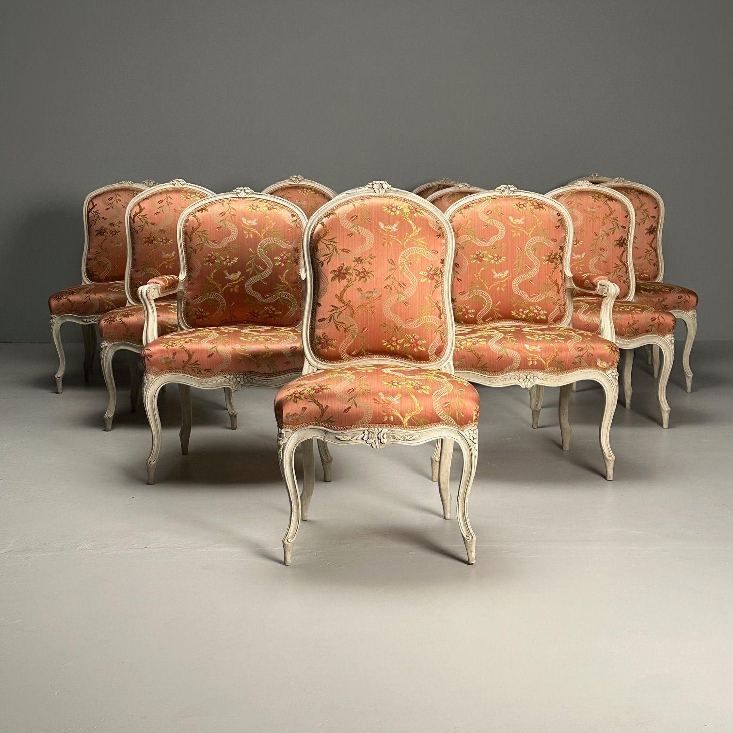 14 Sedie da pranzo Louis XV di Jean-Baptiste Cresson, 18° secolo, Francia, Dipinto, Tappezzeria Scalamandre
Un set unico di splendide sedie da pranzo. Ognuno di essi ha una cresta dalla forma sinuosa finemente intagliata con fiori sopra uno