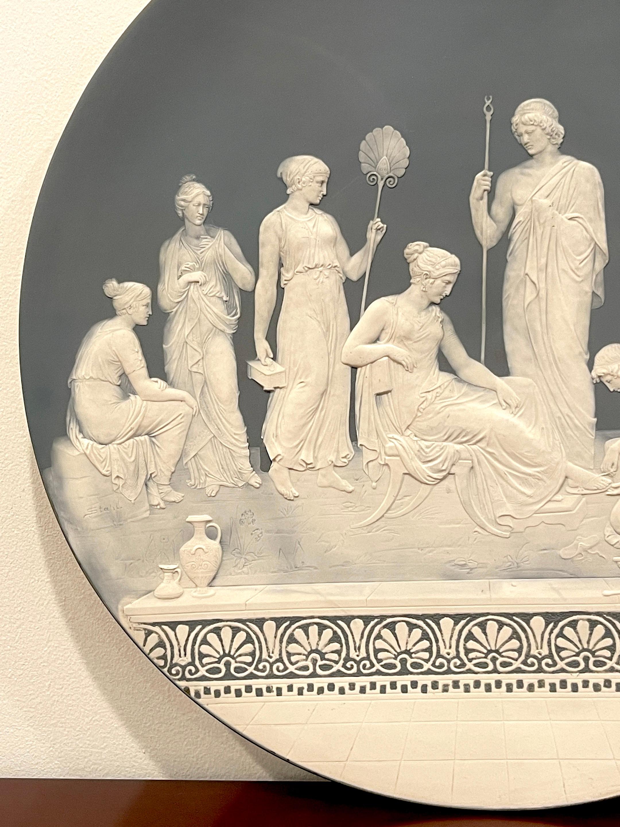 Neoklassischer Platzteller aus Stahl von Johann Baptist Pate-sur-pate / Phanolith mit Hofszenen (19. Jahrhundert) im Angebot