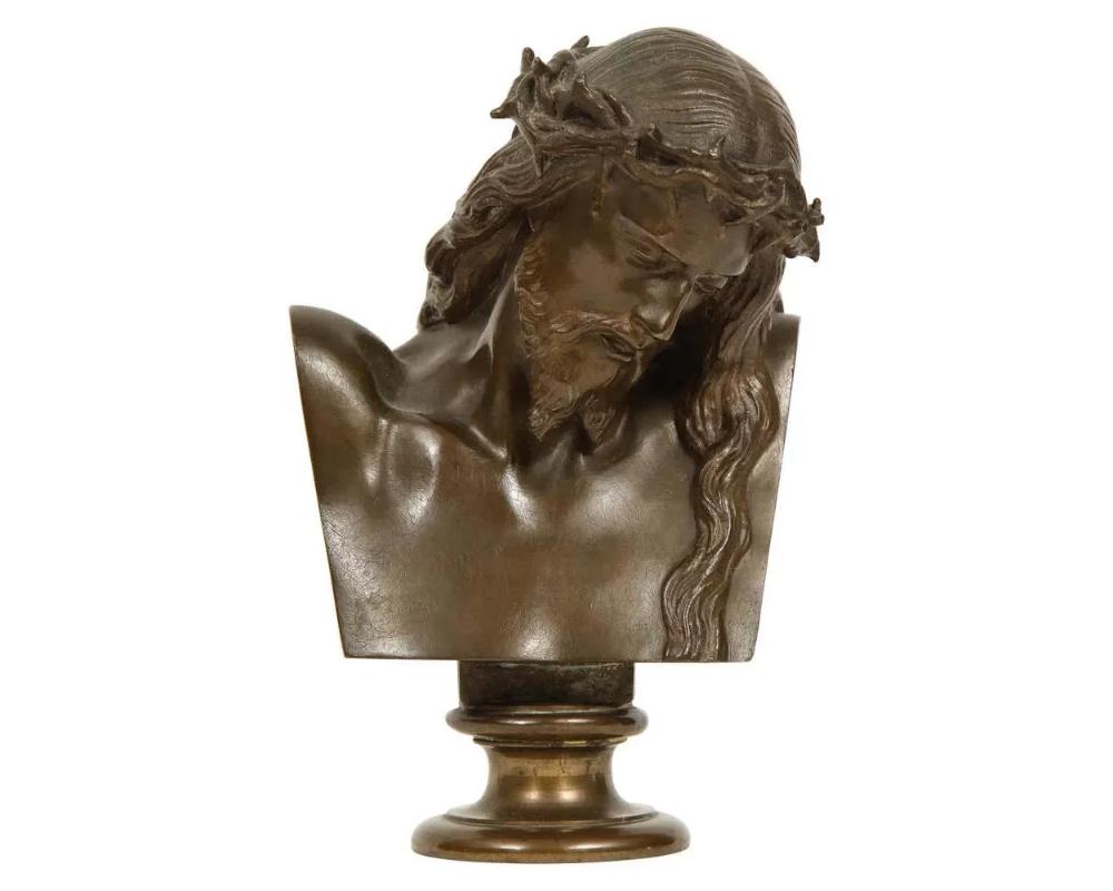 Exceptionnel buste de Jésus Christ en bronze miniature réaliste patiné, 1858

Signé : J CLESINGER. 1858 et F. BARBEDIENNE FONDEUR, avec le sceau de la Réduction Mécanique.

Mesures : 6,5