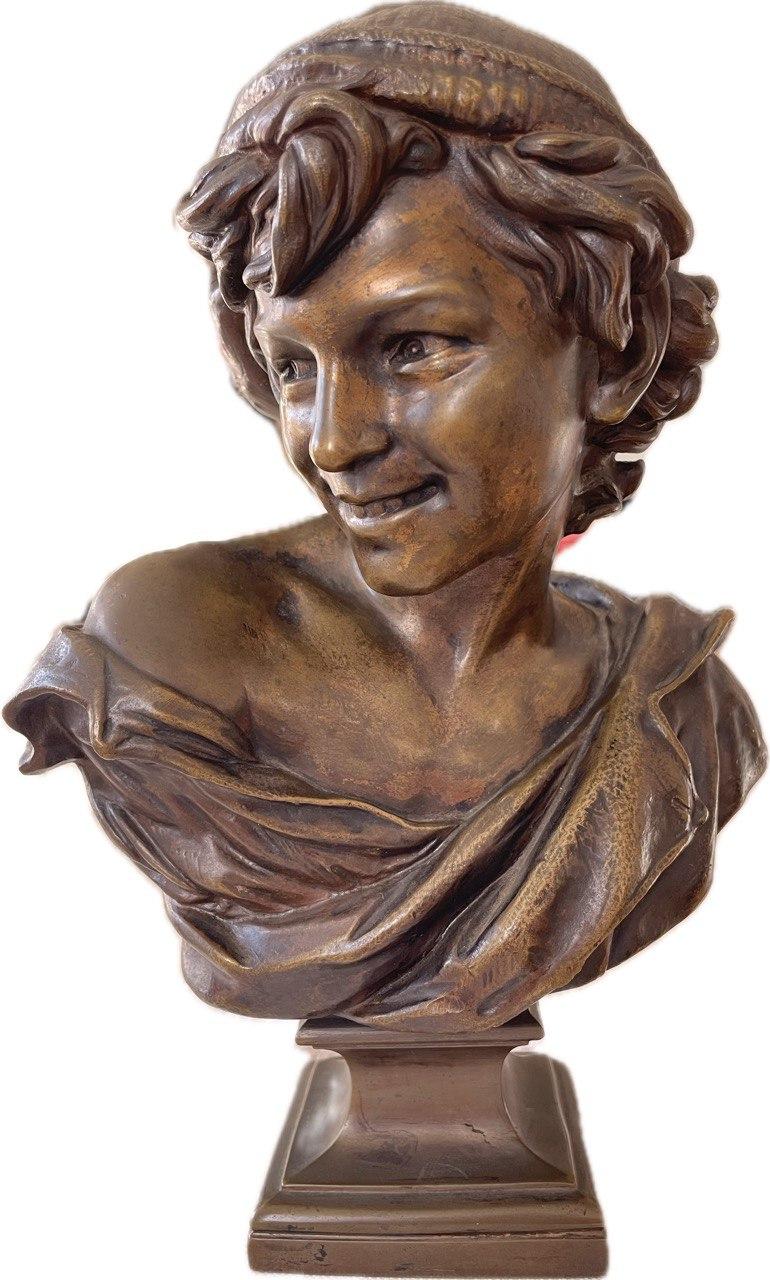 Impresionante busto de bronce "Le Rieur Napolitain" de Jean-Baptiste Carpeaux (1827-1875), maestro de la escultura francesa del siglo XIX. Esta pieza capta la expresión alegre de un joven napolitano, reflejando el realismo y el movimiento dinámico