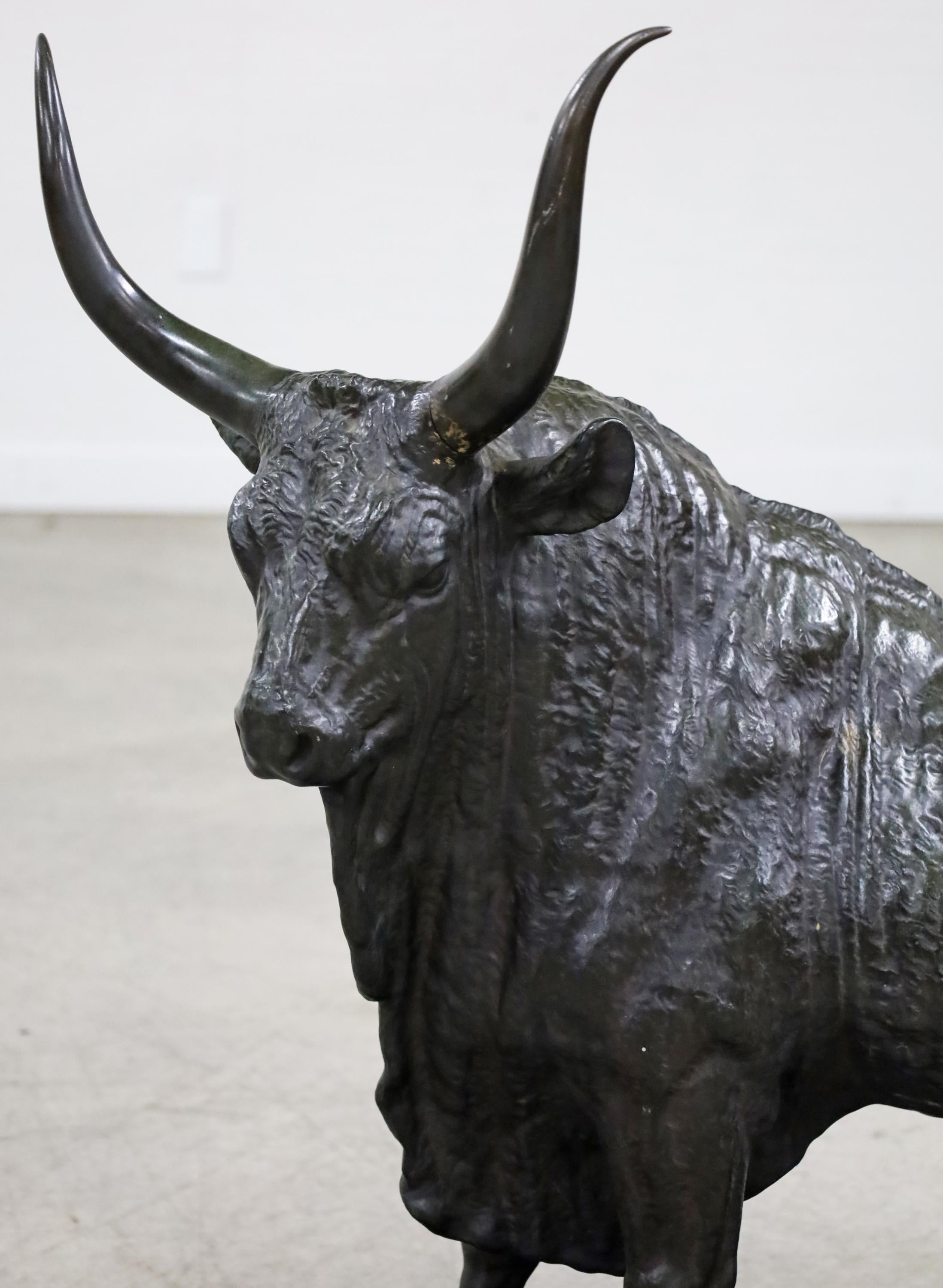 Grande modello in bronzo di Taureau Romain, il toro romano, di Jean-Baptiste Clesinger (francese, 1814-1883), ricca patina di bronzo verde, fuso da F. Barbedienne Foundeur, marcato sulla base, timbro di A. Collas sul retro, XIX secolo