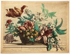 Corbeille de fleurs garnie de tulipes, tubéreuse, roses, grenades