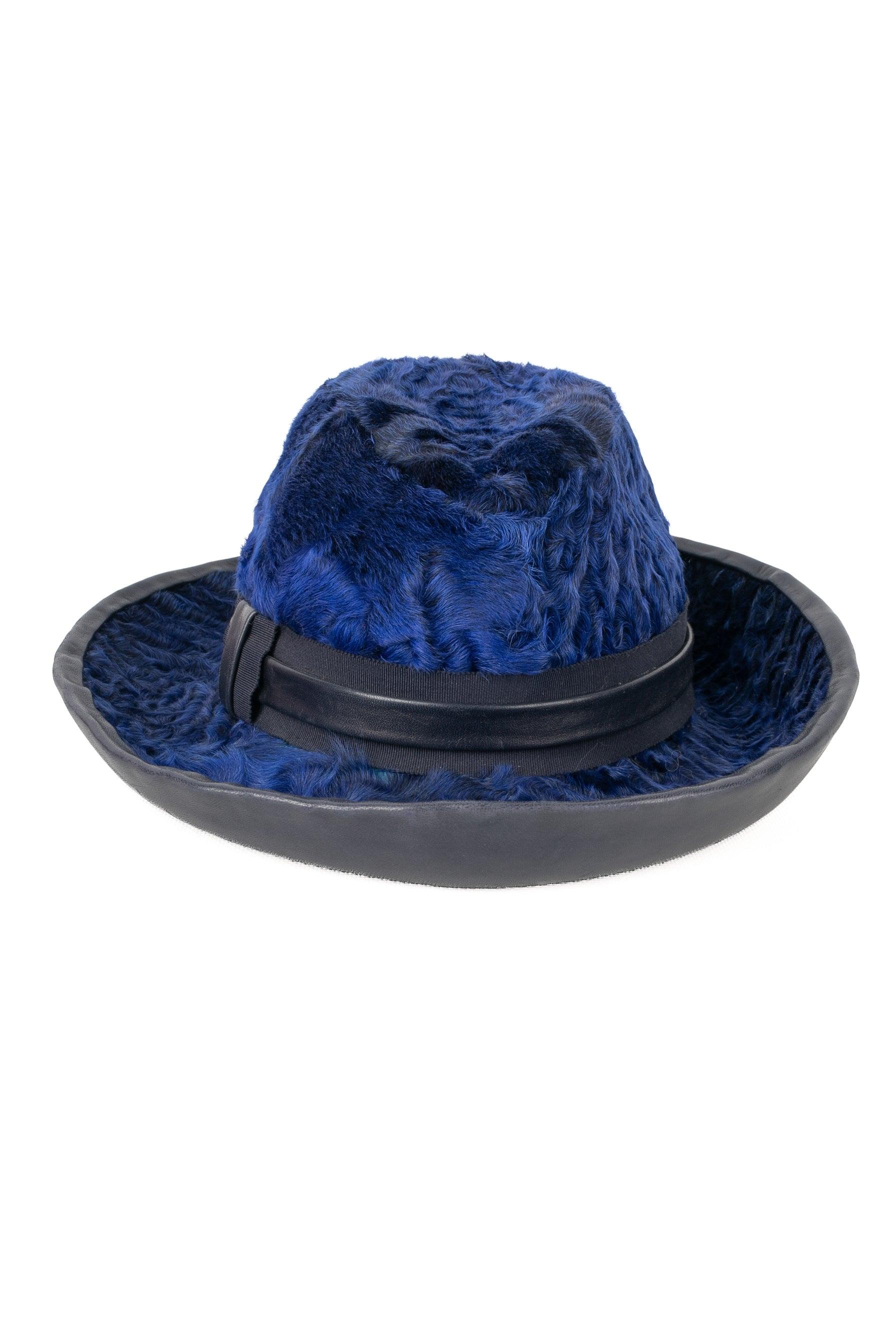 JEAN BARTHET - Black leather hat with blue-tinted Astrakhan.

Additional information:
Condition: Very good condition
Dimensions: Circumference: 56 cm

SKU:CHP63