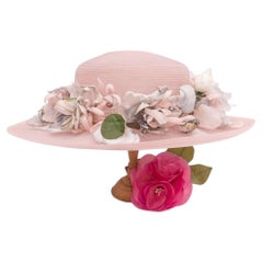 Chapeau de Jean Barthet orné de fleurs