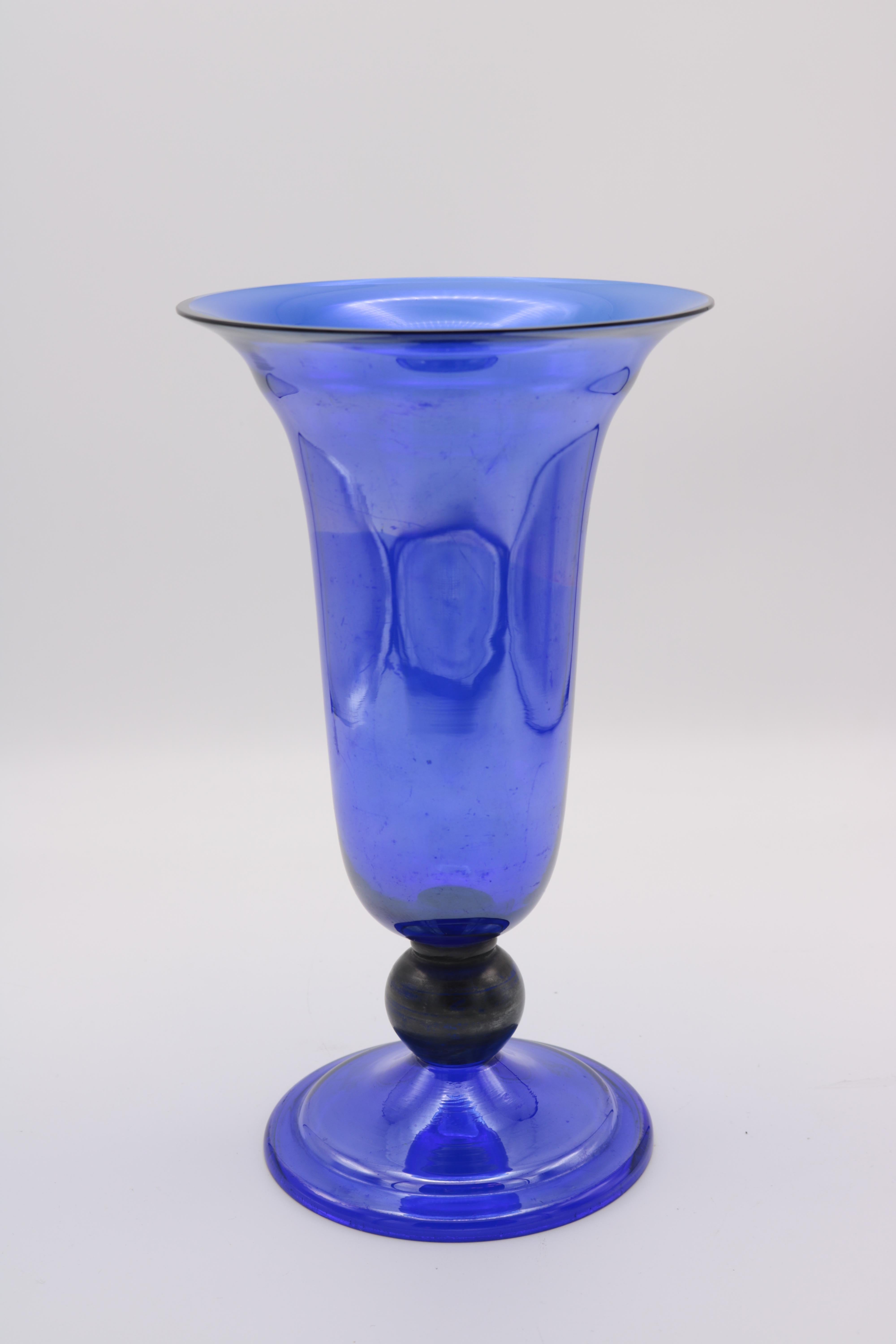 Un vaso in vetro blu iridescente firmato 