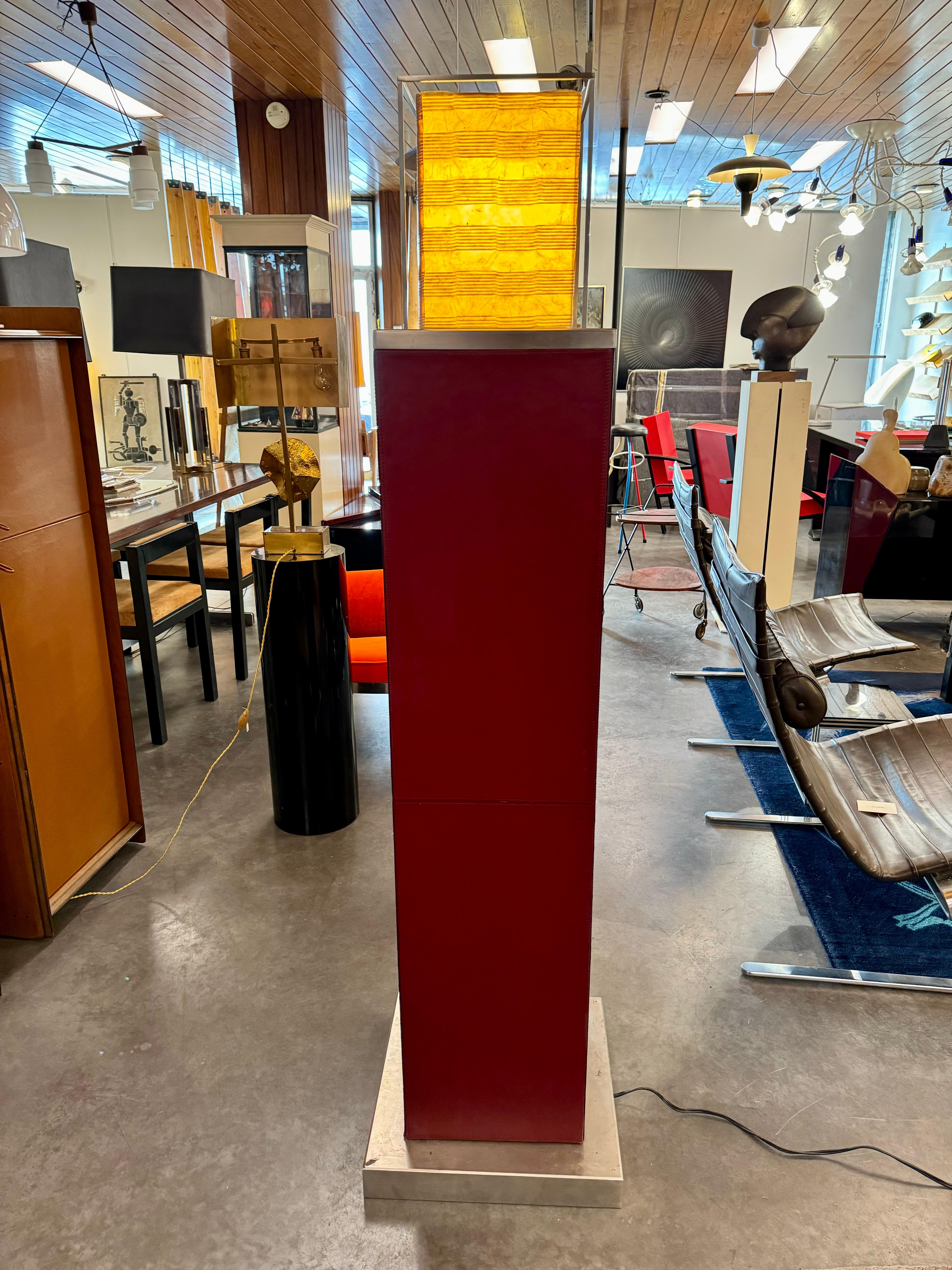 Limited edition on 20 of a floor lamps by Jean-Béranger de Nattes french decorator who only produced small series or unique pieces for his clients.
This particular floor lamp is made of finest red leather on the body of the lamp .
The base is made