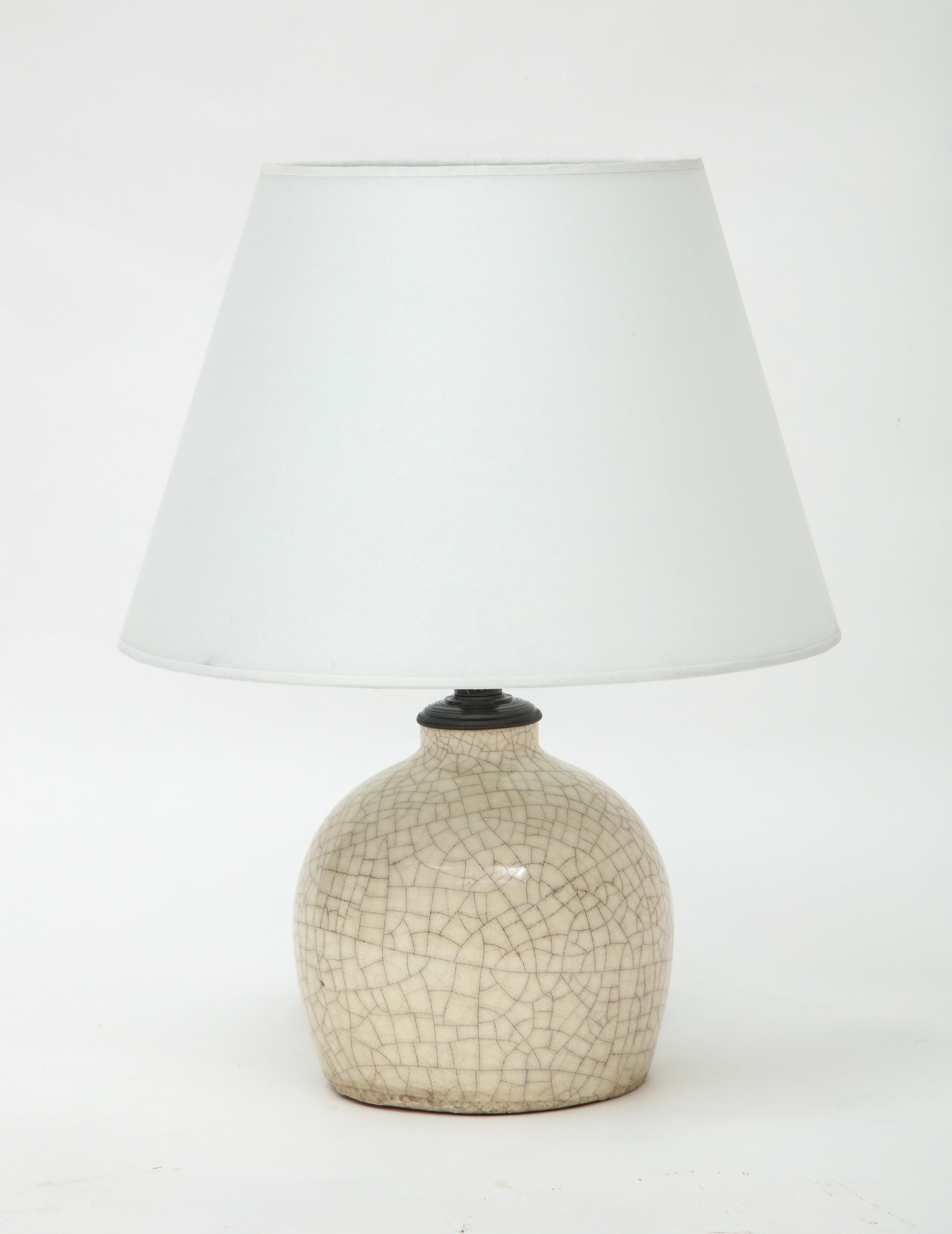 Art déco Lampe en céramique craquelée Jean Besnard:: abat-jour en parchemin:: France:: c. 1926:: Signé