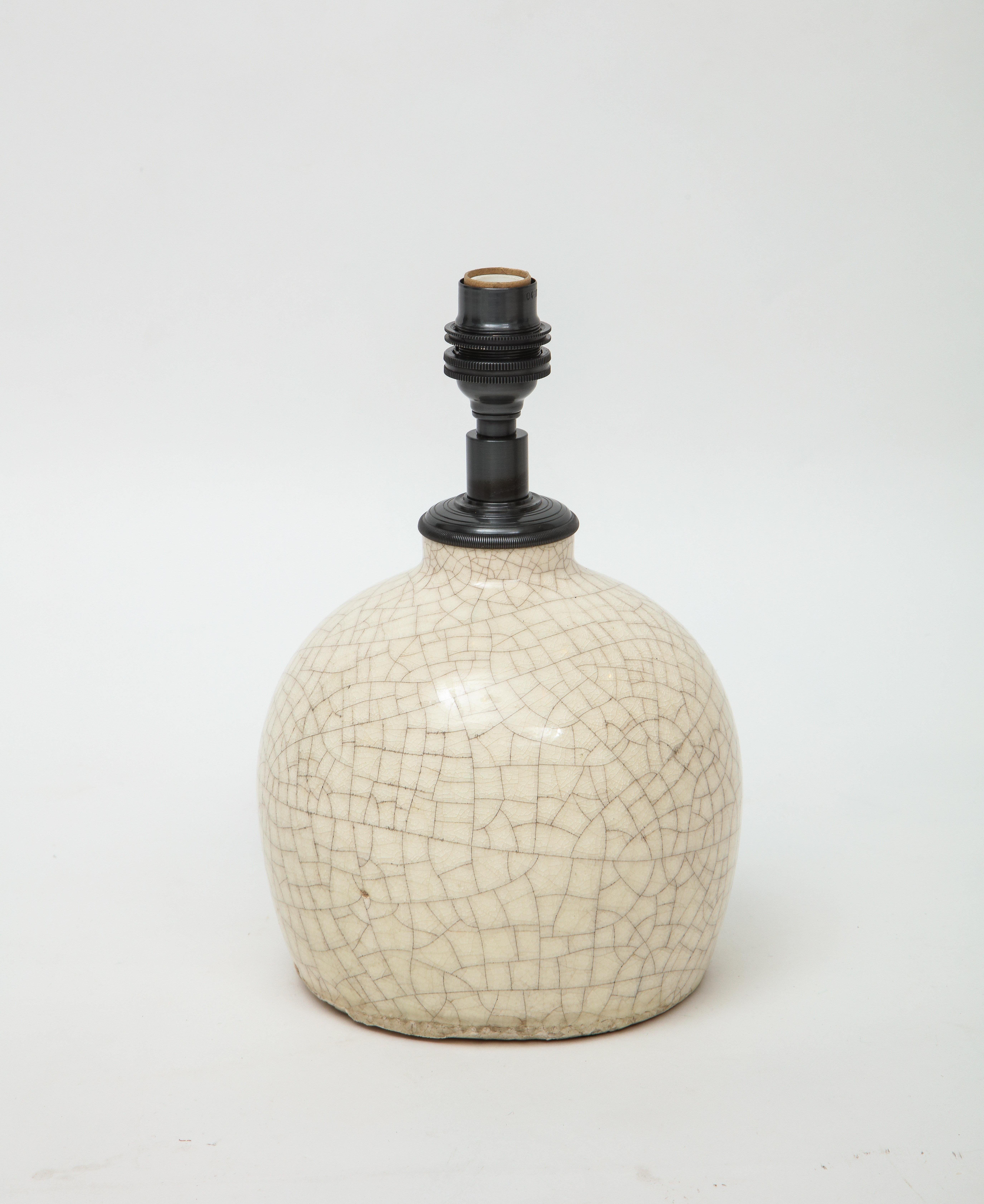 Lampe en céramique craquelée Jean Besnard:: abat-jour en parchemin:: France:: c. 1926:: Signé Bon état à Brooklyn, NY